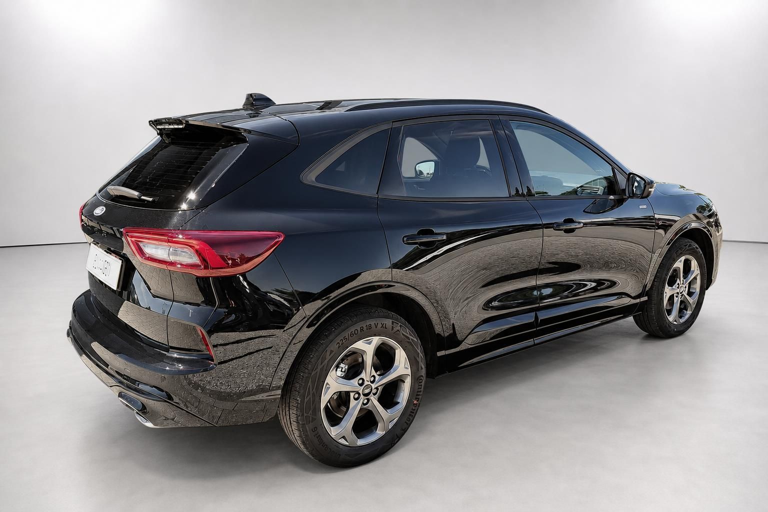 Ford Kuga schwarz Heckansicht seitlich mit Alufelgen im Studio