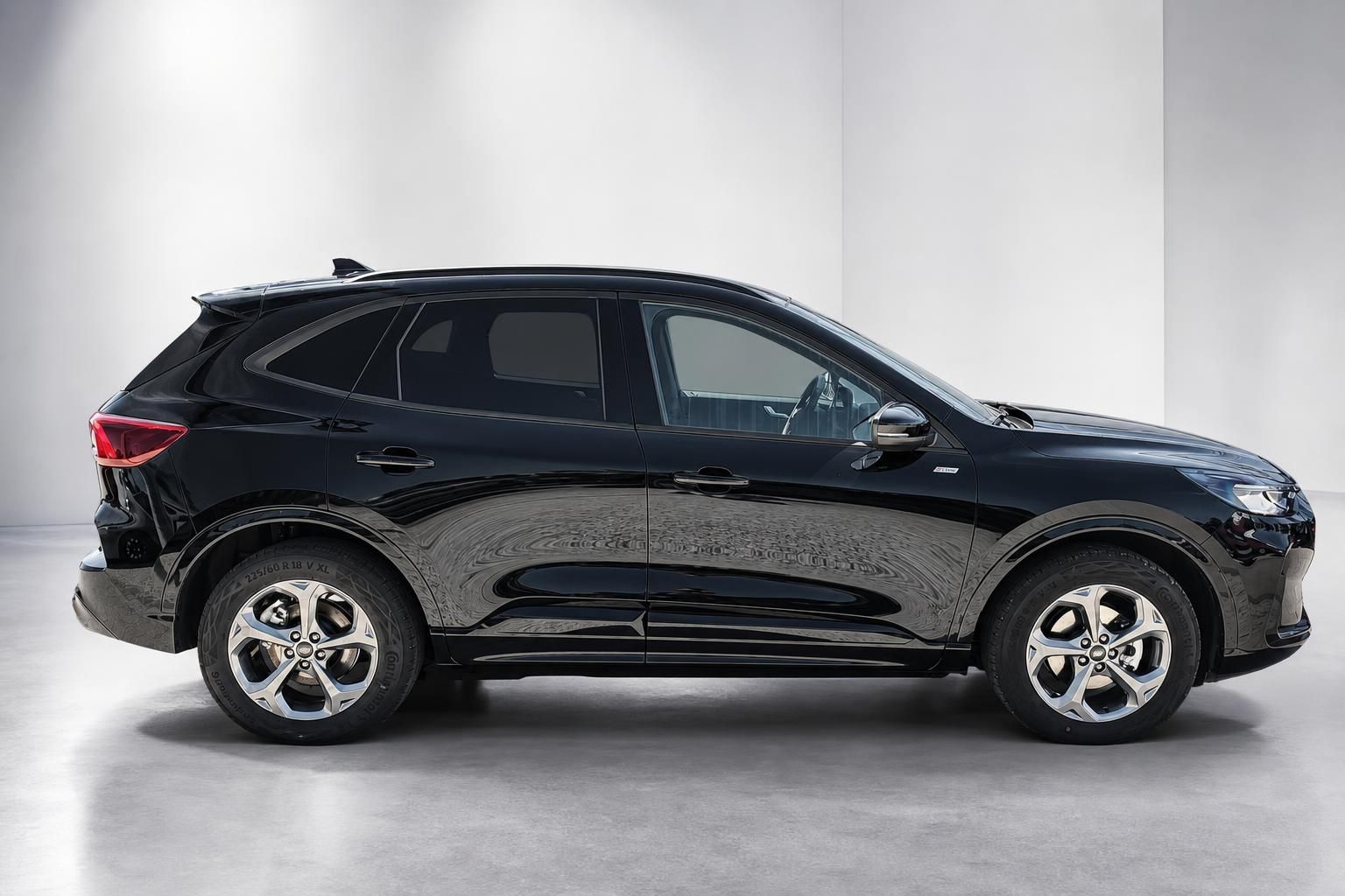 Ford Kuga schwarz Seitenansicht komplett im Fotostudio