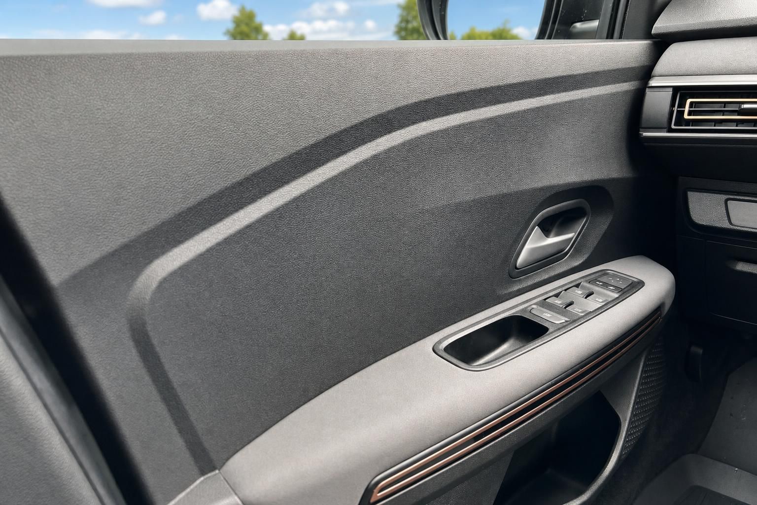 Dacia Fahrzeug Türverkleidung mit Fensterheber-Bedienfeld und grauer Ausstattung
