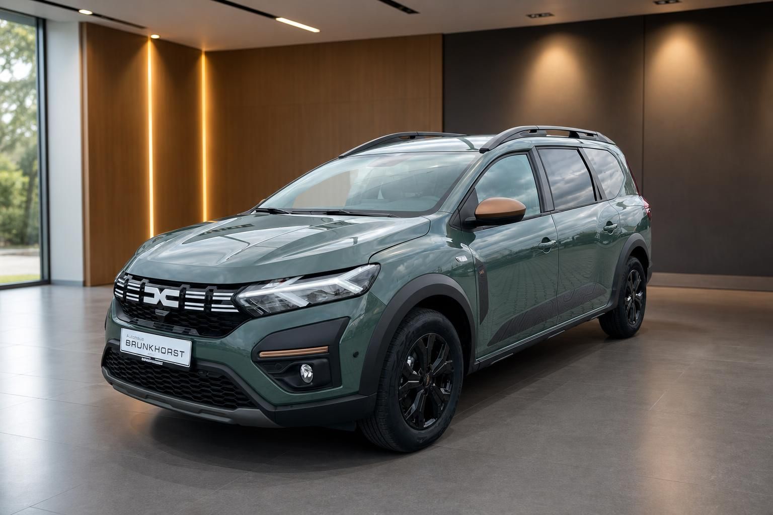 Dacia Jogger SUV in grün, Dreiviertel-Frontansicht im modernen Autohaus Showroom