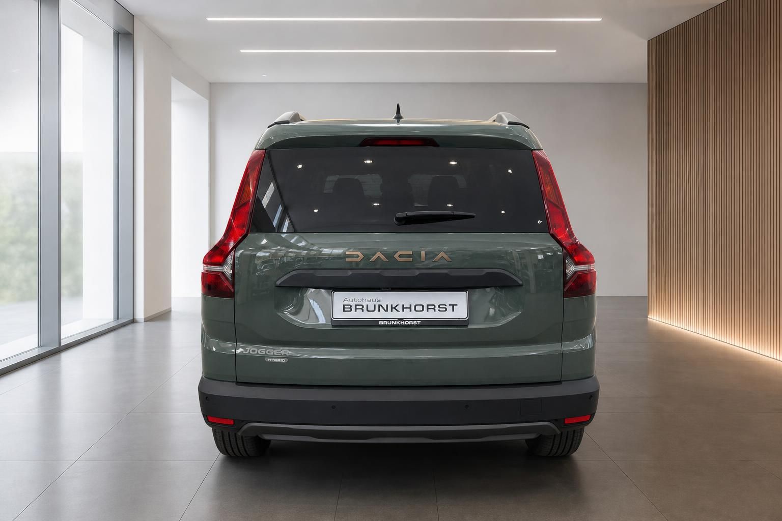 Dacia Jogger Heck in grün mit Autohaus Brunkhorst Kennzeichen im Showroom