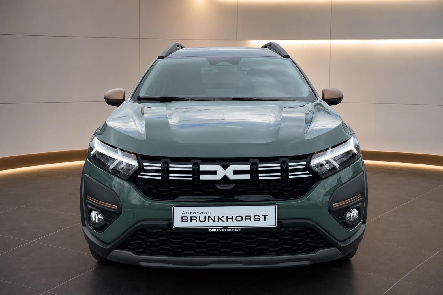 Dacia Jogger Frontansicht in grün mit charakteristischem Kühlergrill und LED-Scheinwerfern