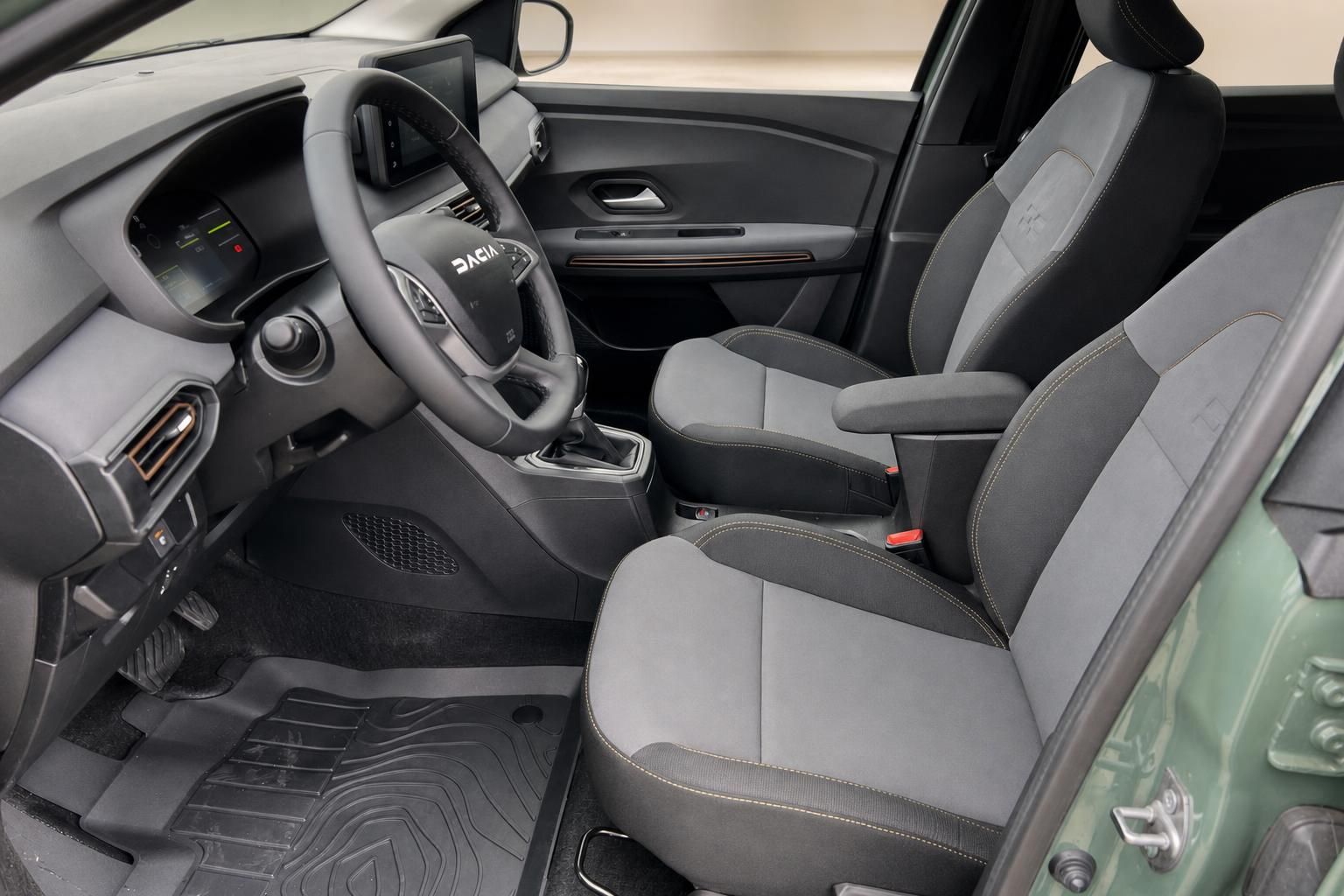 Dacia Jogger Innenraum mit grau-schwarzen Sitzen, Lenkrad und digitalem Armaturenbrett