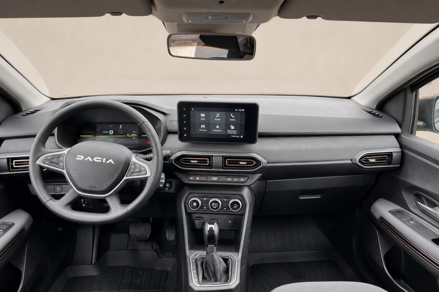 Dacia Fahrzeug Innenraum mit Armaturenbrett, Lenkrad und Touchscreen-Display