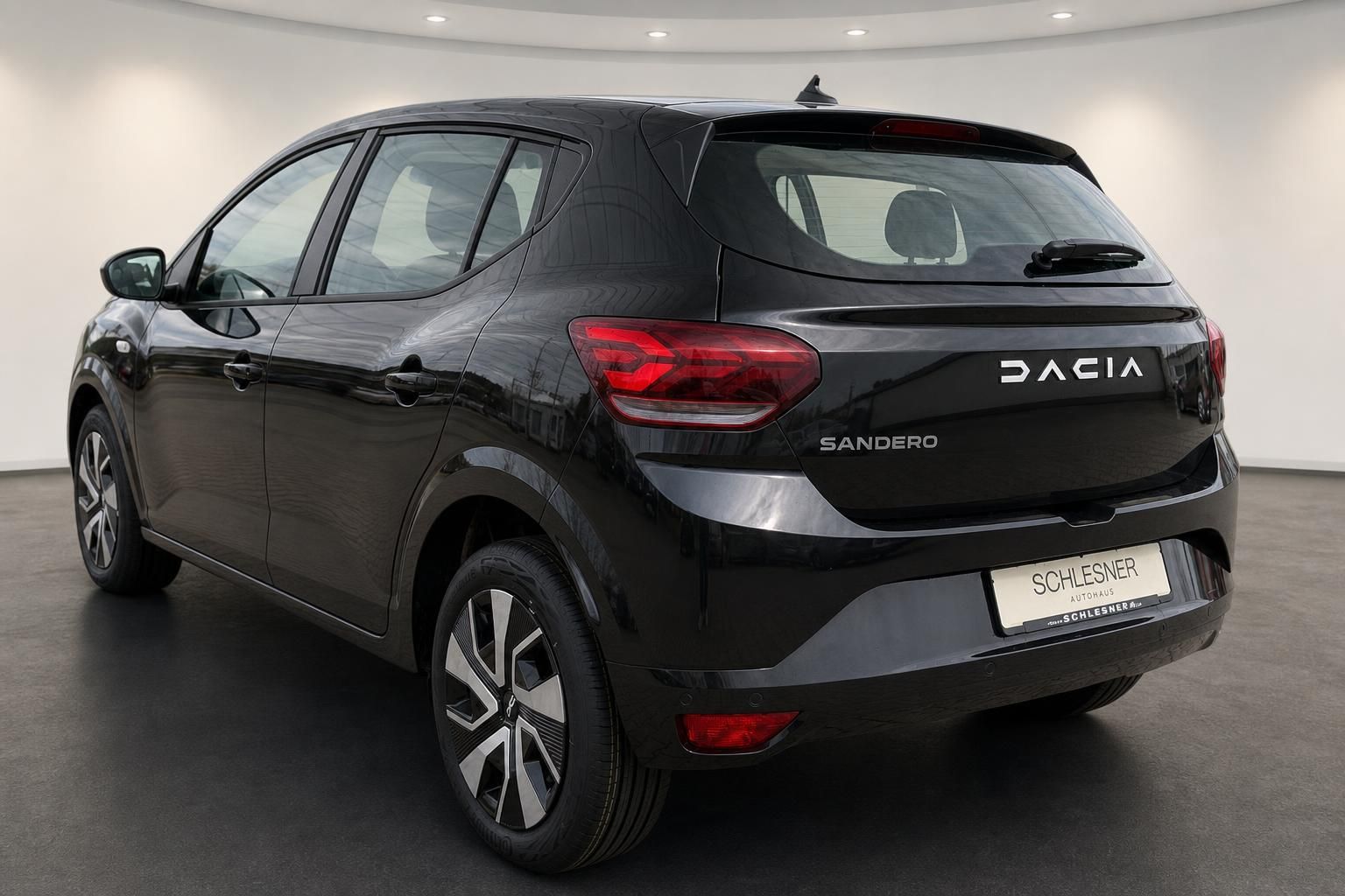 Dacia Sandero schwarz Heckansicht seitlich im Showroom