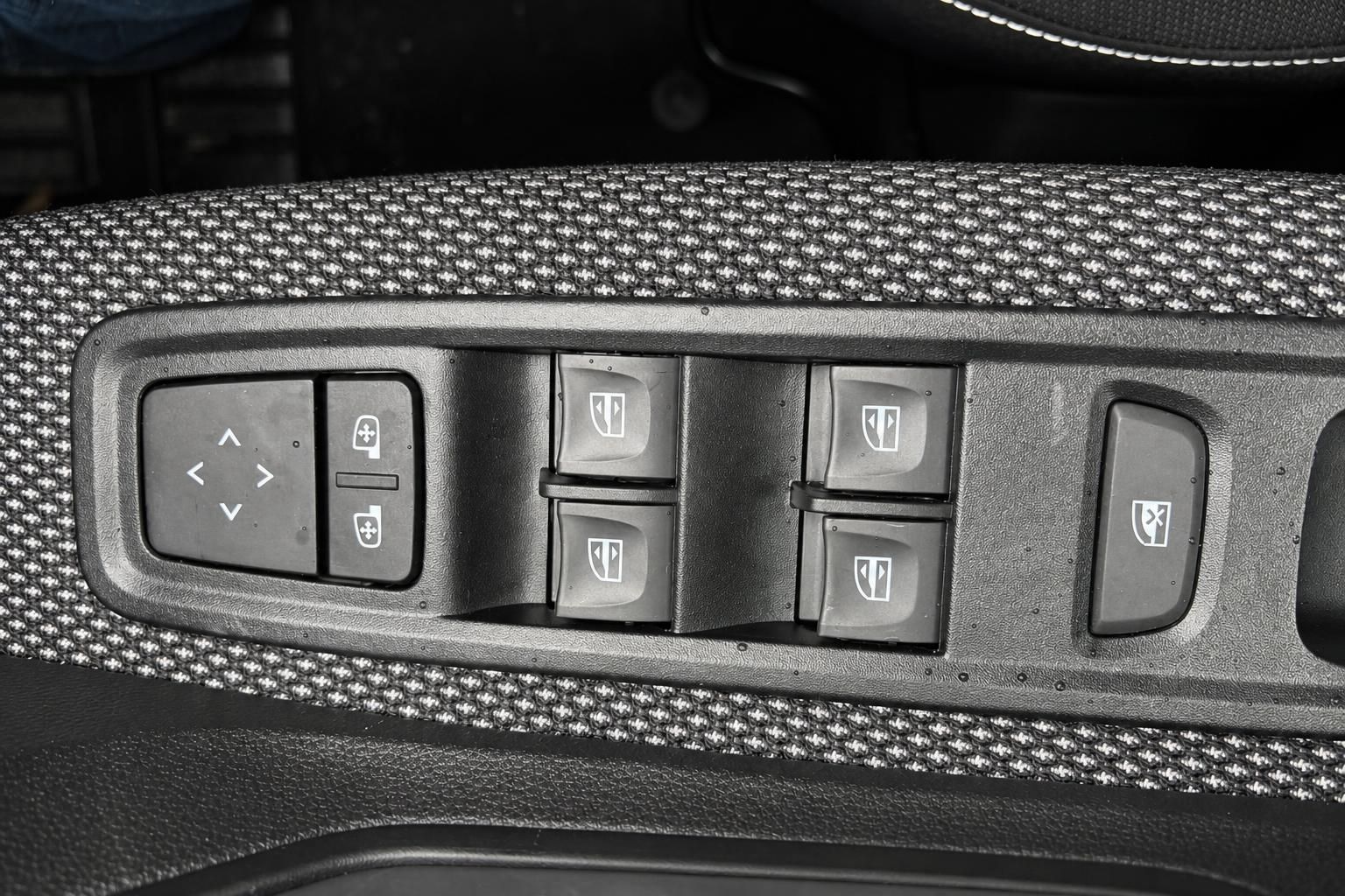 Dacia Sandero Fensterheber-Schalter Detailansicht Innenraum