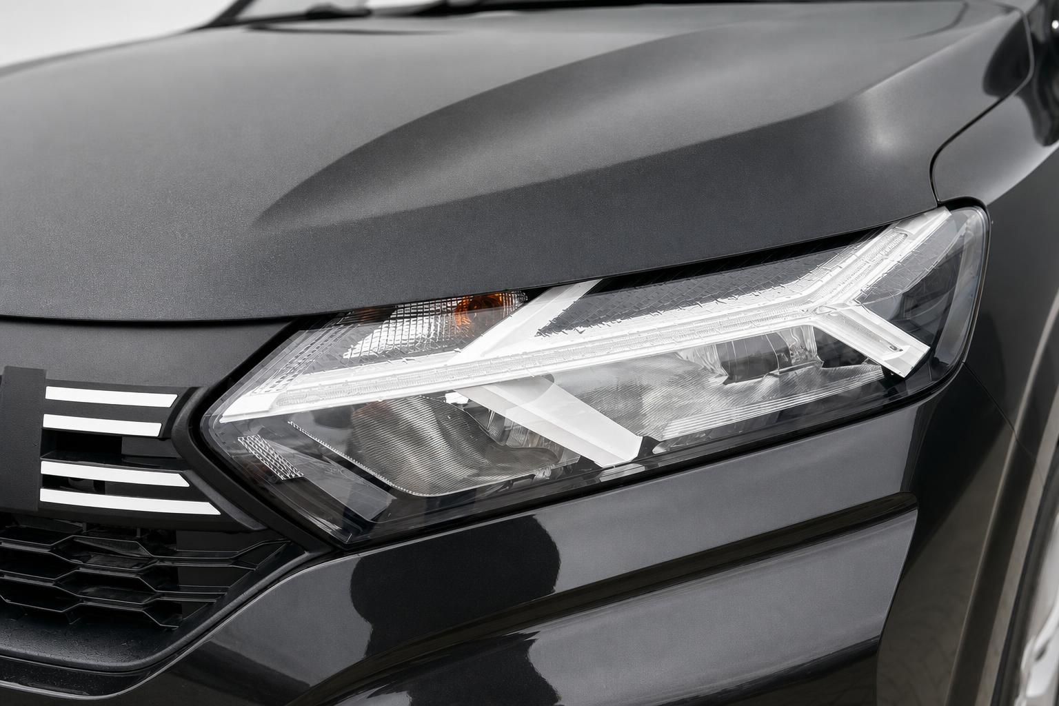 Nahaufnahme LED-Scheinwerfer schwarzer Dacia Sandero