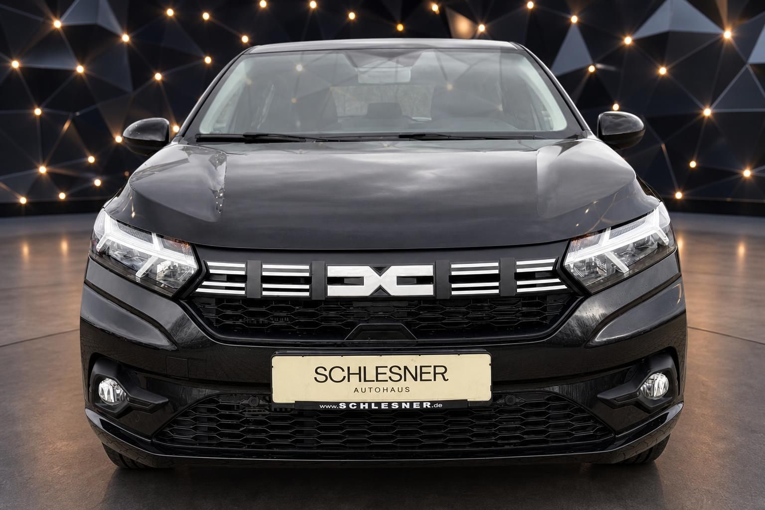 Dacia Sandero schwarz Frontansicht mit LED-Scheinwerfern