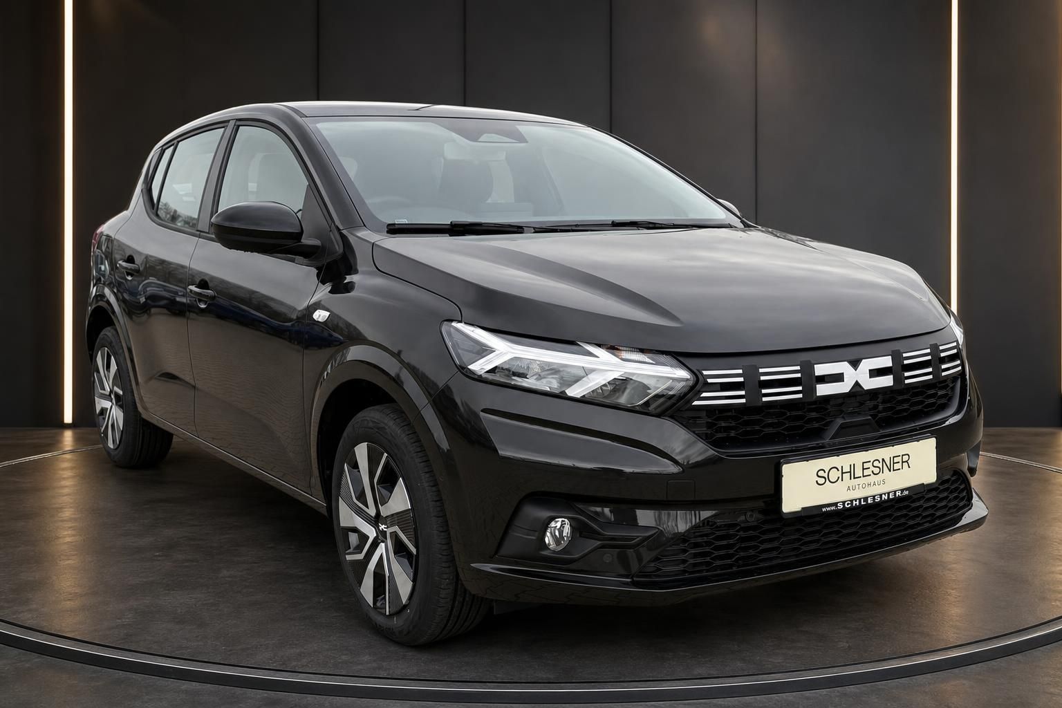 Dacia Sandero schwarz seitliche Frontansicht Showroom