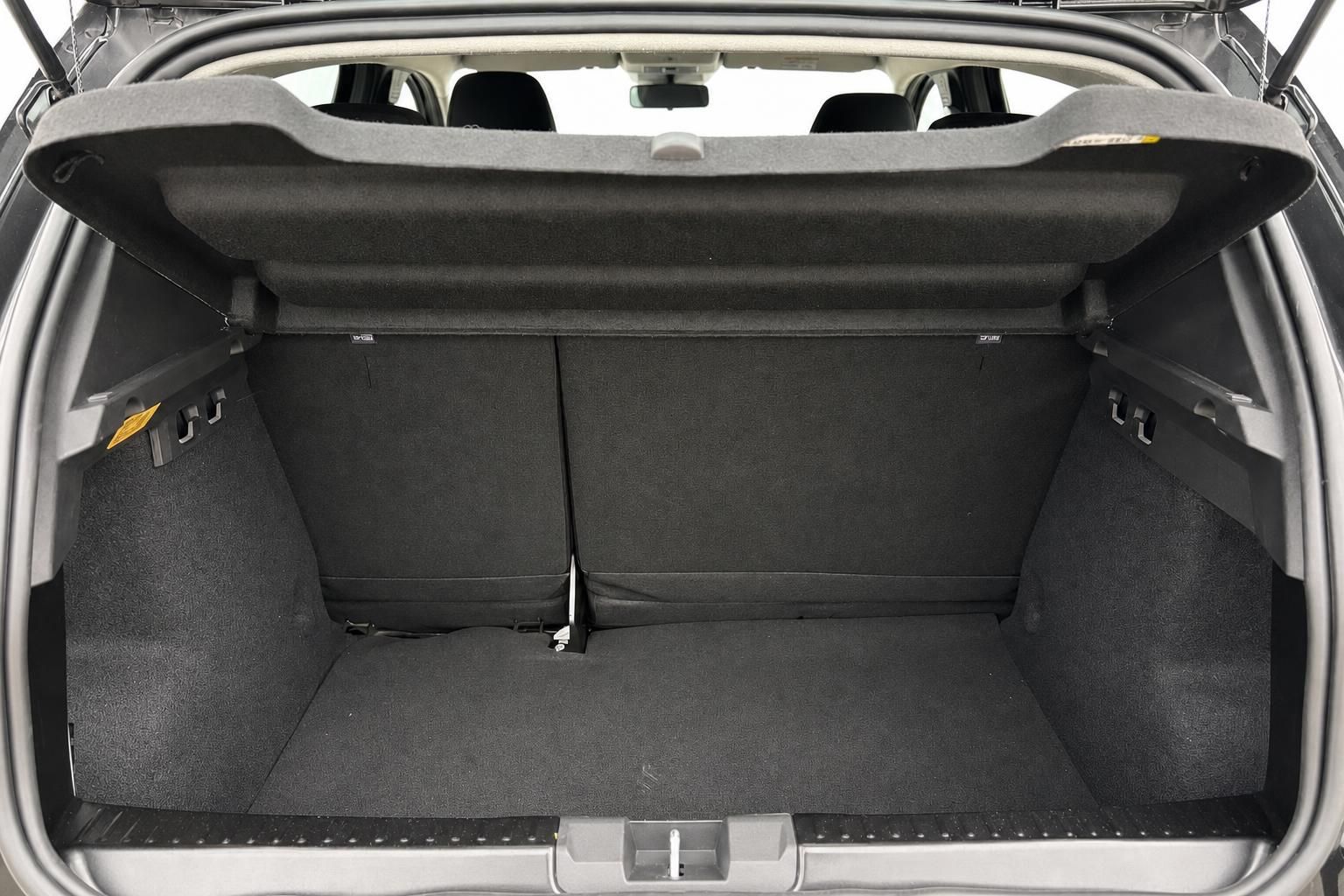 Dacia Sandero Kofferraum mit geöffneter Heckklappe und Ladefläche
