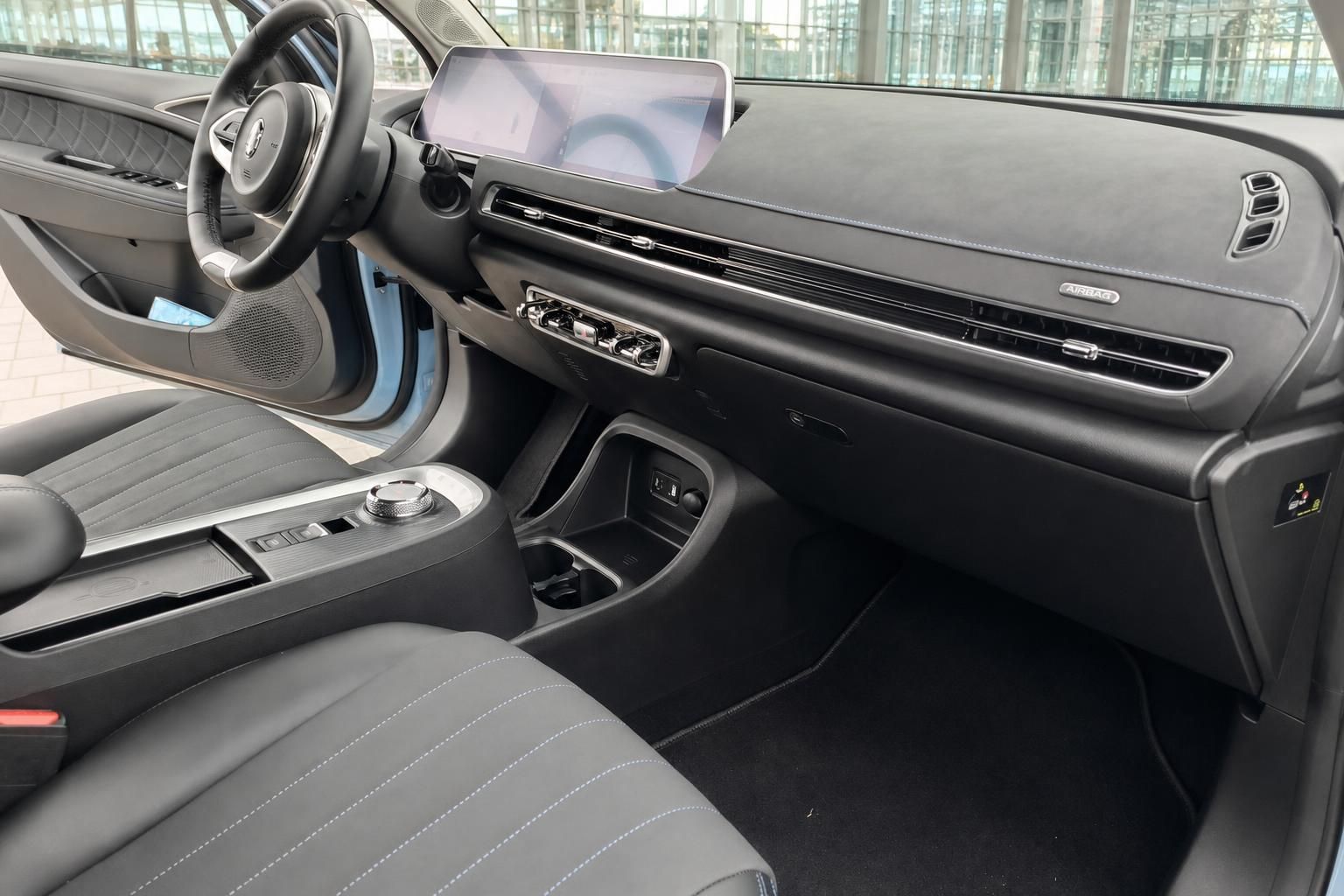 GWM ORA 03 Cockpit Beifahrerseite mit Touchscreen, Mittelkonsole und schwarzem Interieur