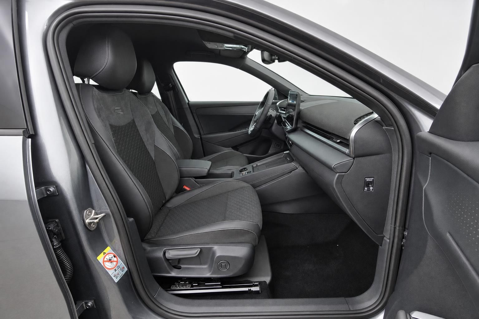 VW Innenraum Fahrersitz und Armaturenbrett, Blick durch offene Tür