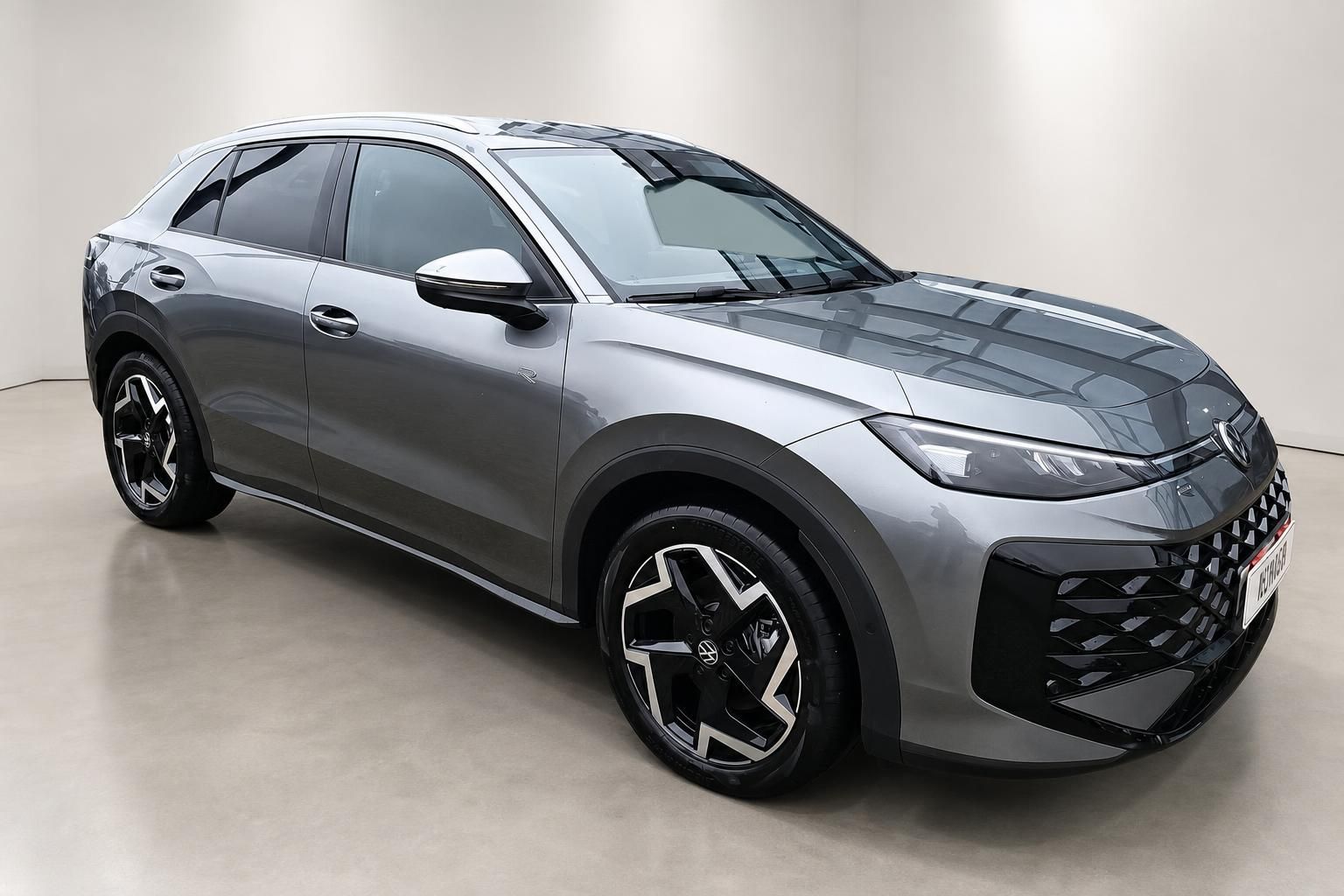 VW T-Roc R grau, Seiten-Frontansicht Studio