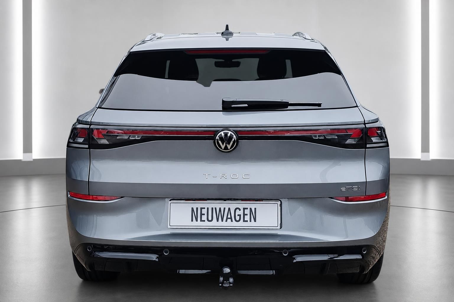 VW T-Roc eTSI grau Heckansicht Studio Neuwagen