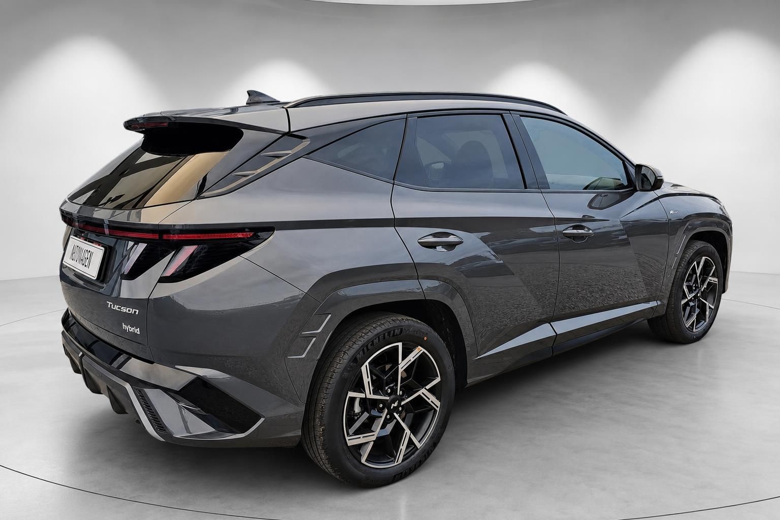 Hyundai Tucson Hybrid Heckansicht in Grau, Seitenperspektive