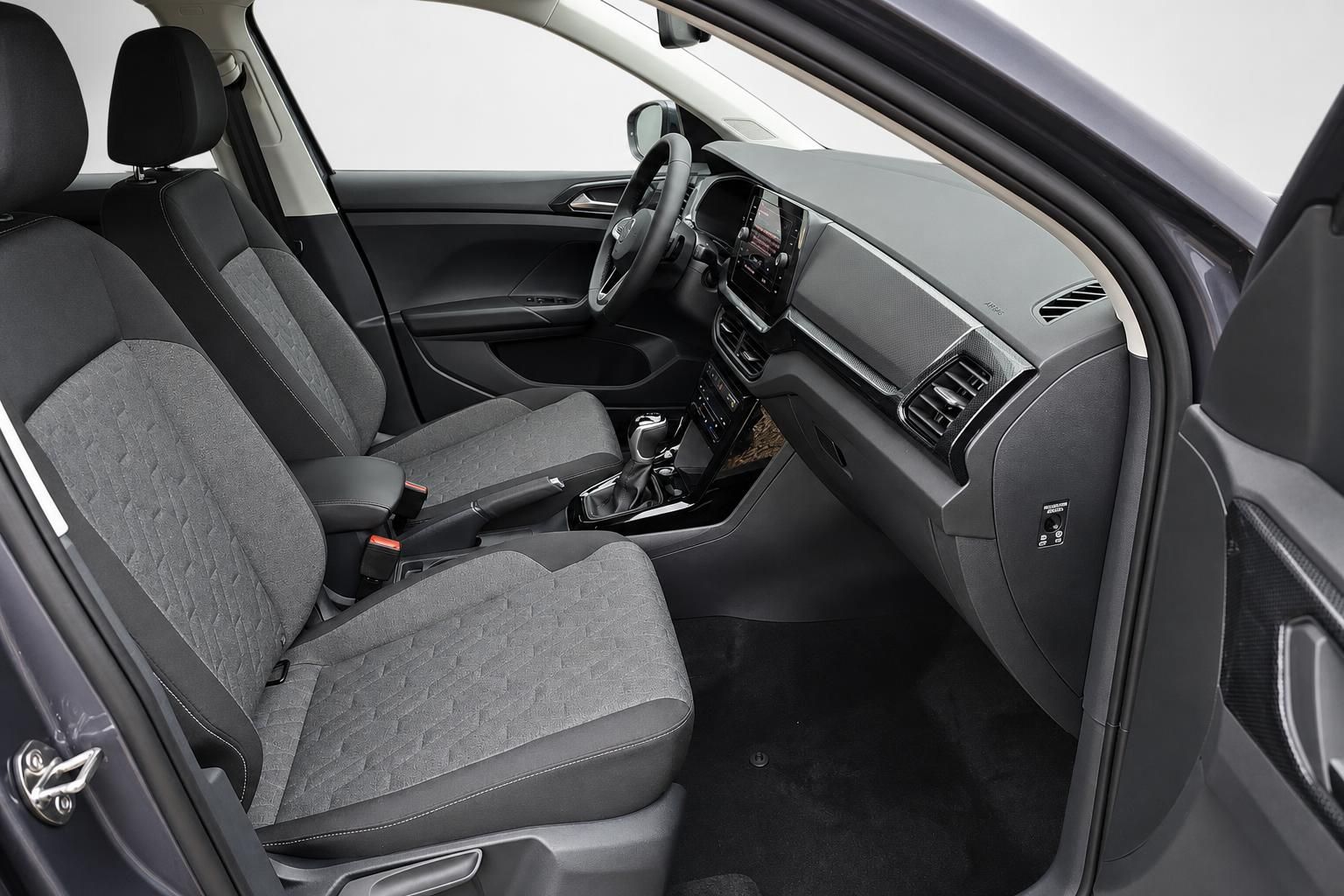 VW T-Cross Innenraum mit Armaturenbrett und Vordersitzen im Detail