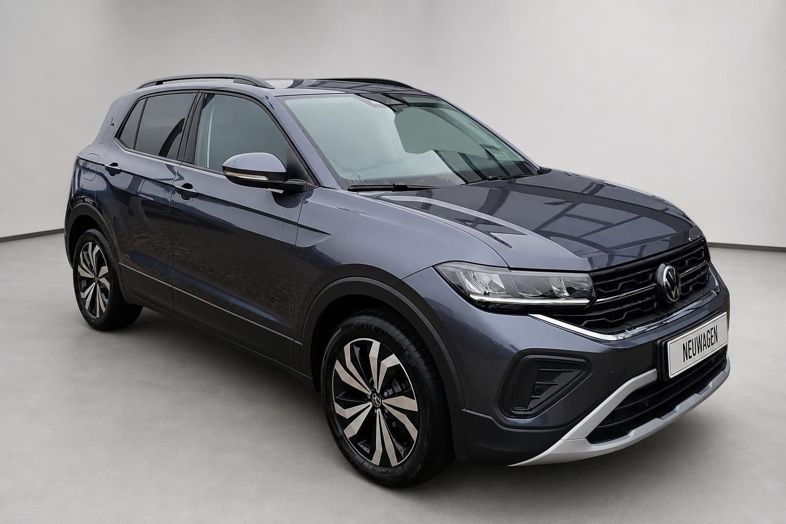 VW T-Cross Neuwagen in Grau, Frontansicht schraeg im Studio