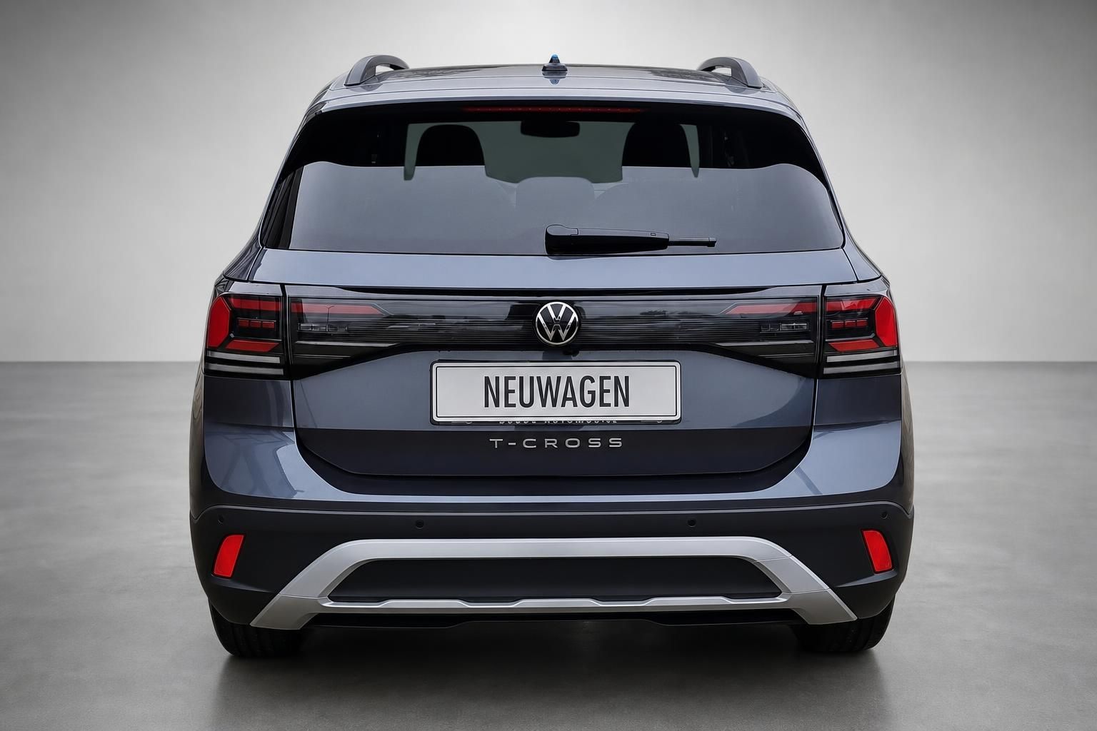 VW T-Cross in Blau - Heckansicht mit LED-Ruecklichtern im Studio