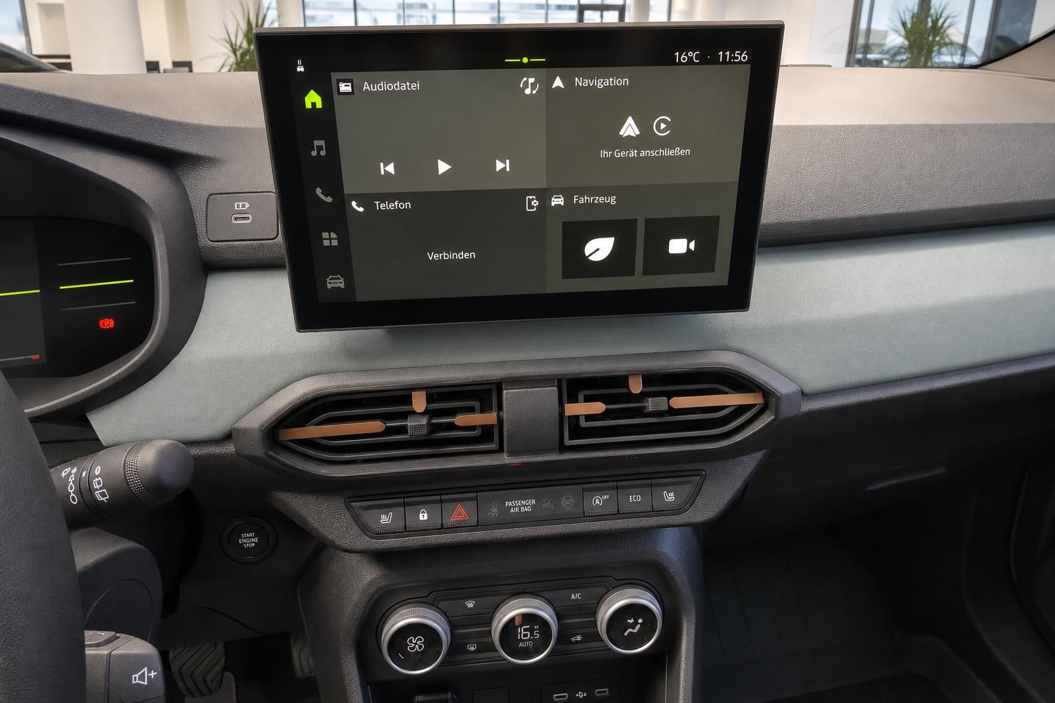Infotainment-Touchscreen und Klimabedienung im Dacia Cockpit