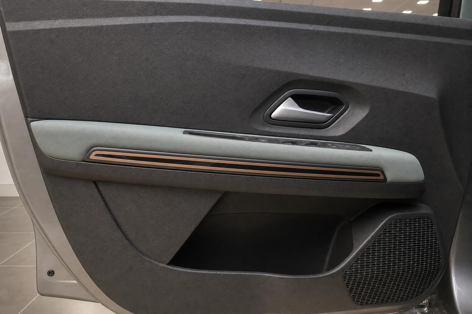 Türverkleidung mit Griff und Fensterheber im Dacia Innenraum