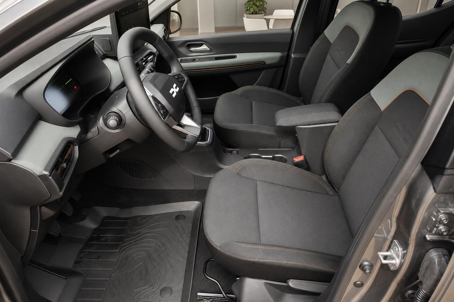 Dacia Sandero Innenraum mit Vordersitzen und Armaturenbrett