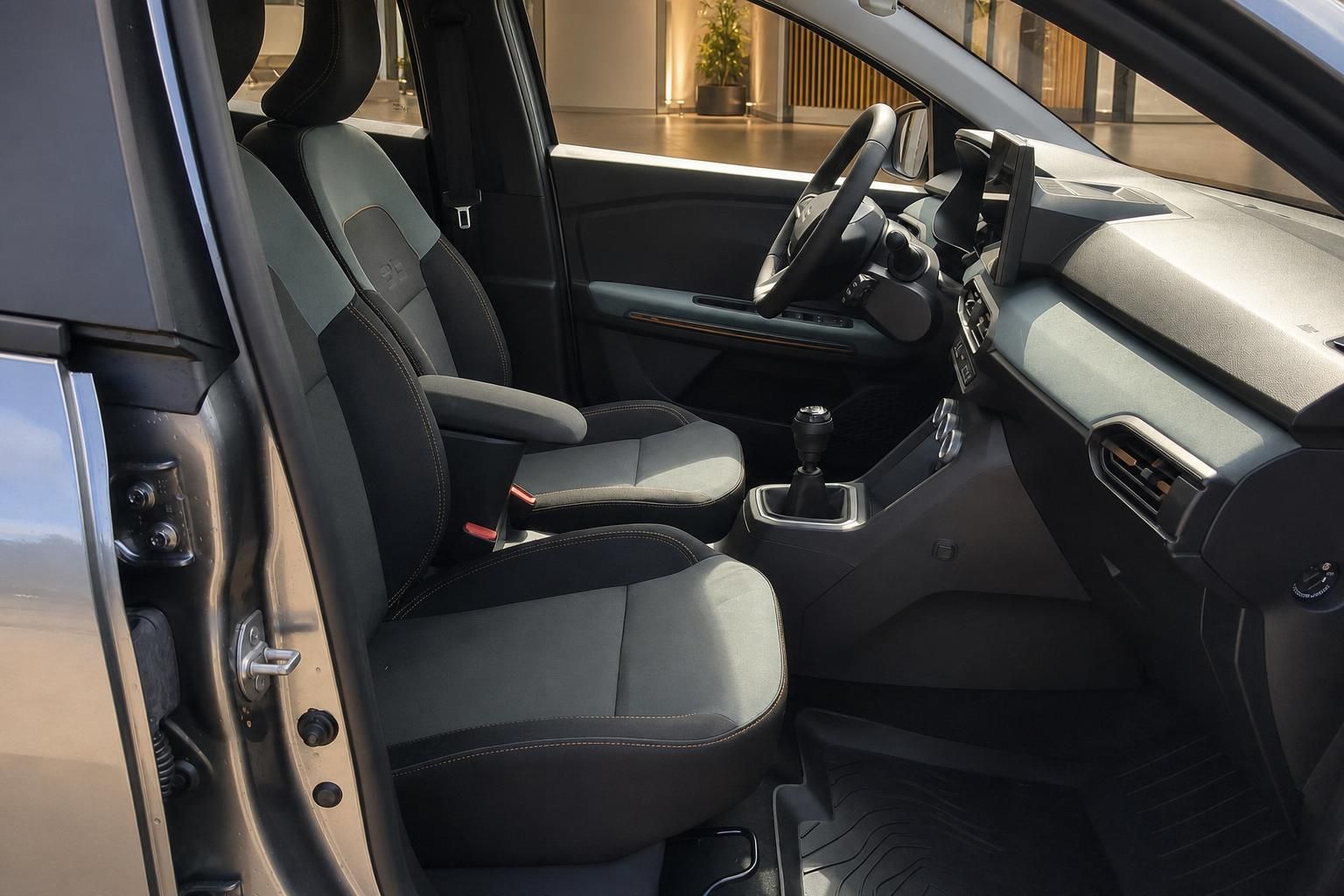 Vordersitze und Cockpit mit Schaltgetriebe im Dacia Fahrzeuginnenraum
