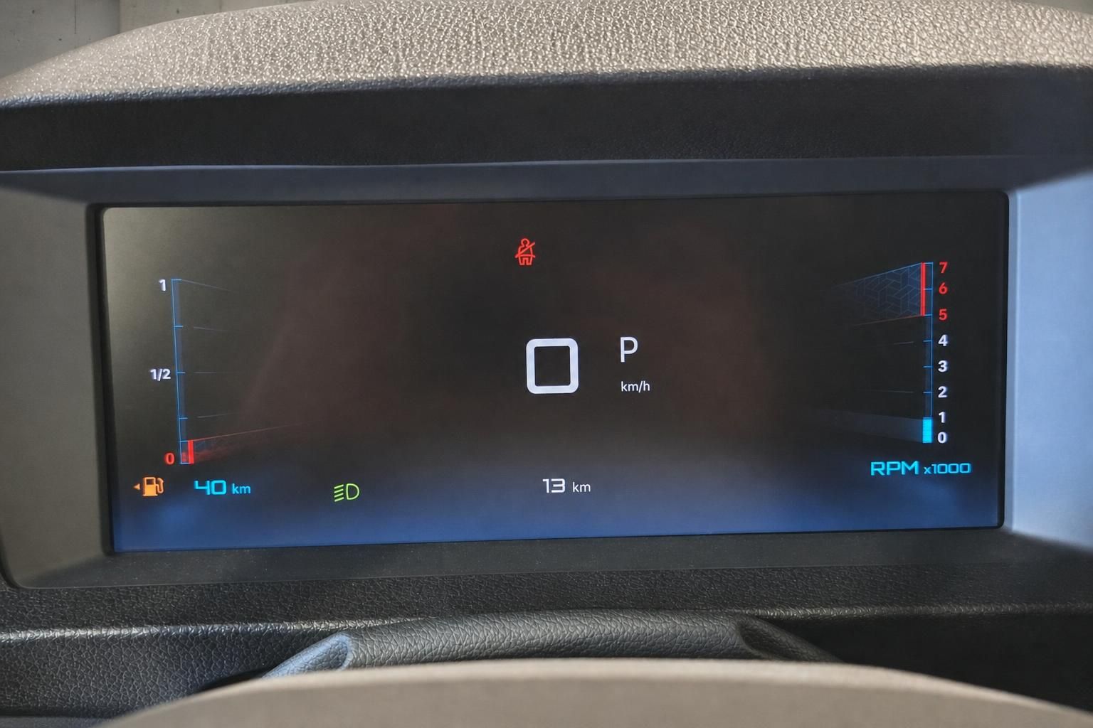 Digitales Kombiinstrument mit Tacho und Drehzahlanzeige im Fahrzeuginnenraum