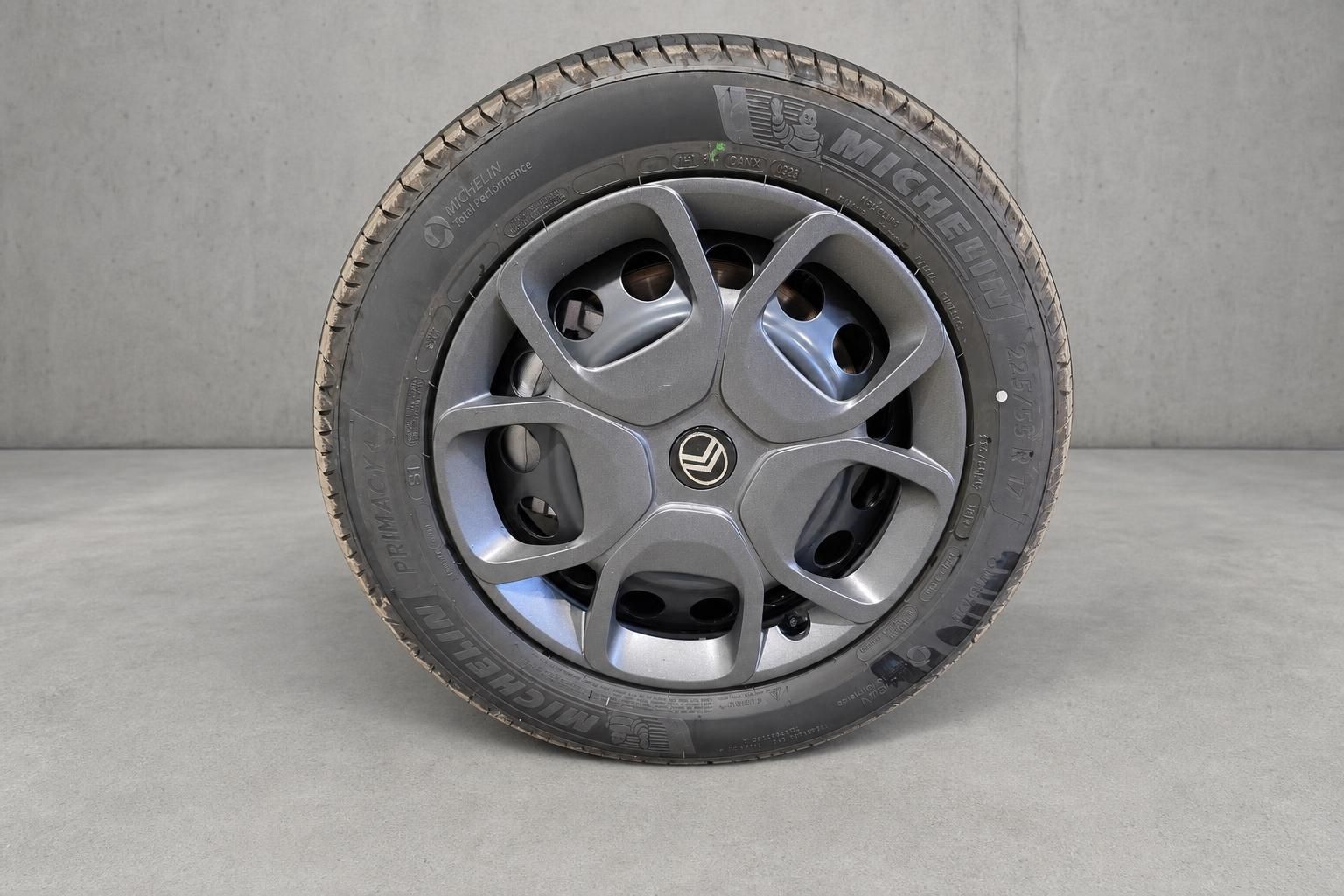 Citroën Leichtmetallfelge mit Michelin Reifen im Detail