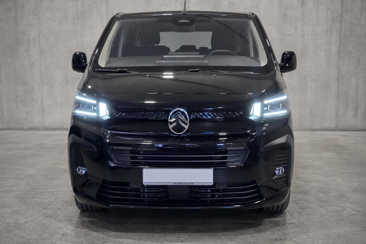 Citroën Van in Schwarz mit LED-Scheinwerfern von vorne
