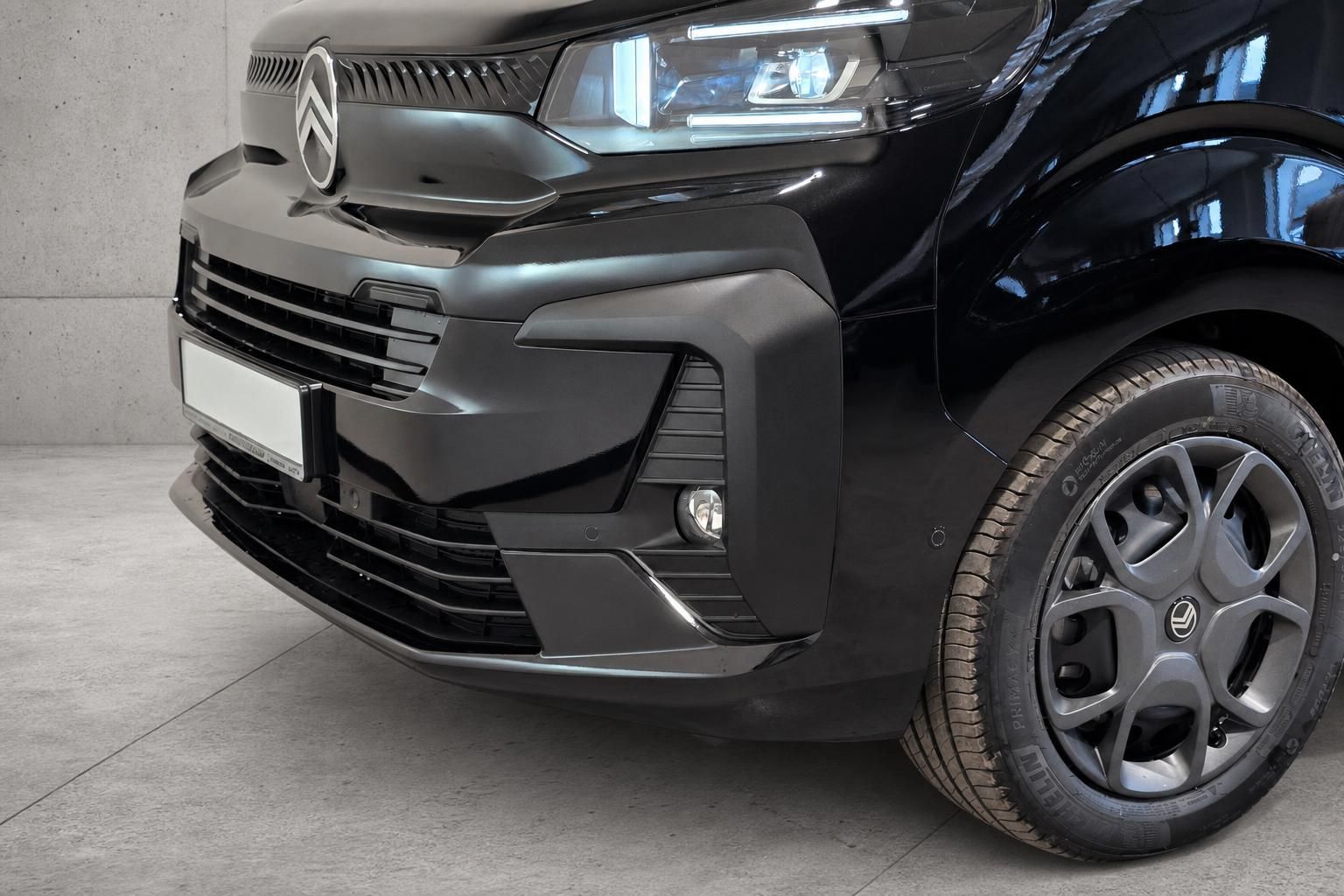 Citroën Frontstoßstange und Felge im Detail, schwarz metallic