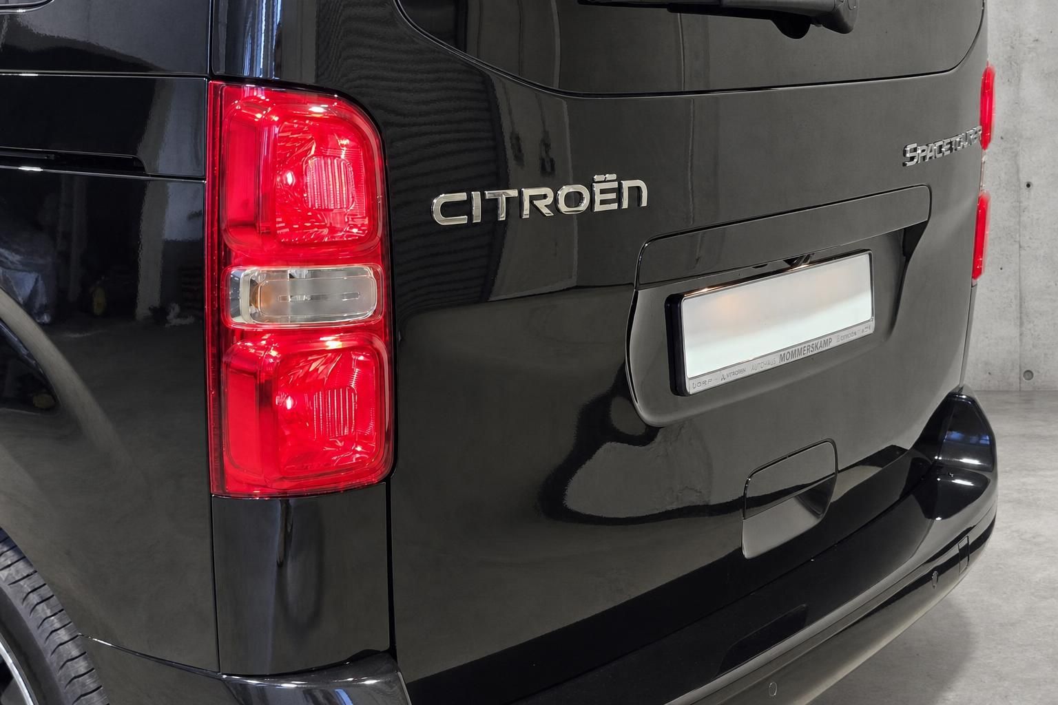 Citroën SpaceTourer Heckleuchte und Schriftzug im Detail