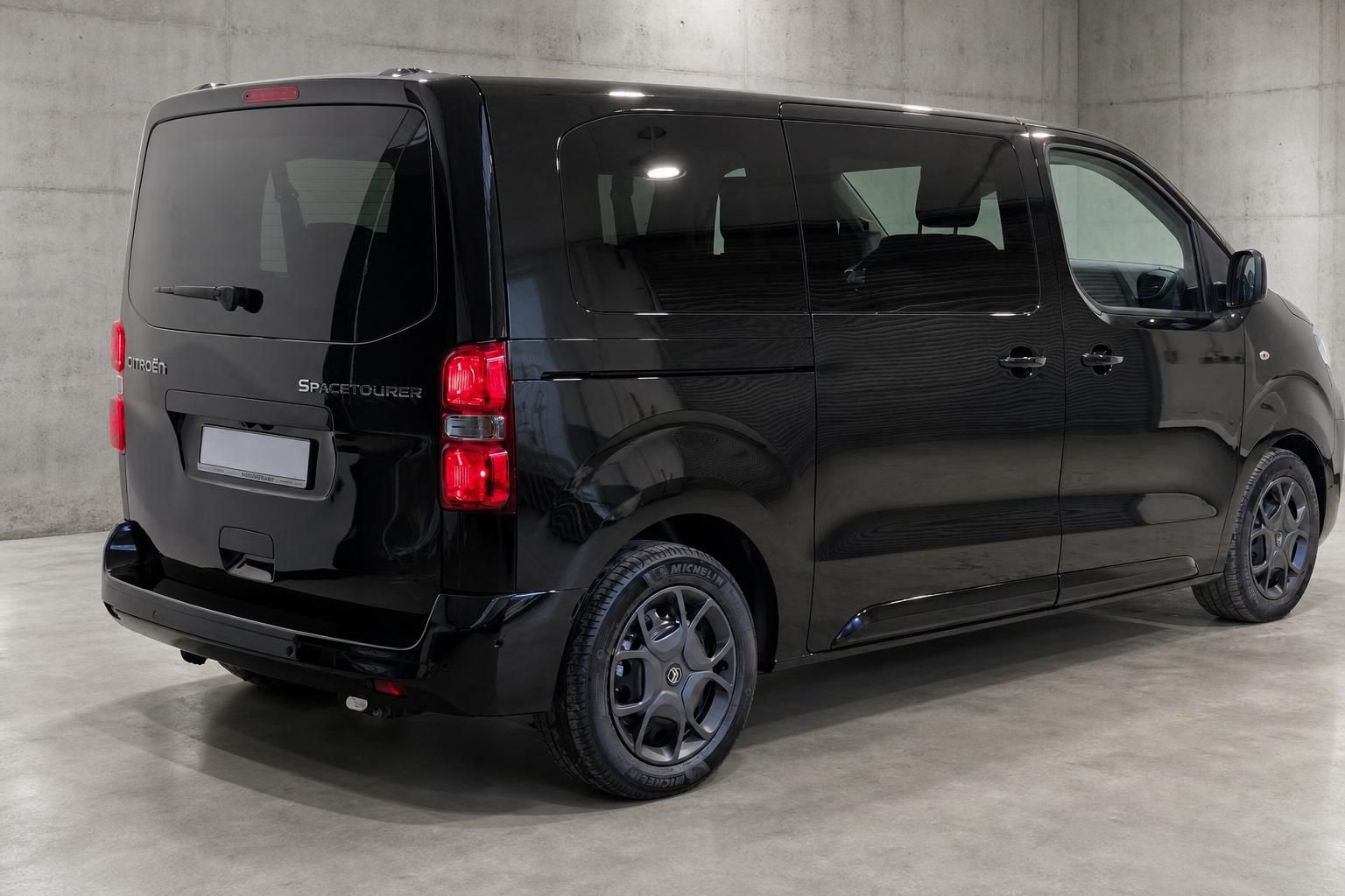 Citroën SpaceTourer schwarz von hinten links, Van in Garage