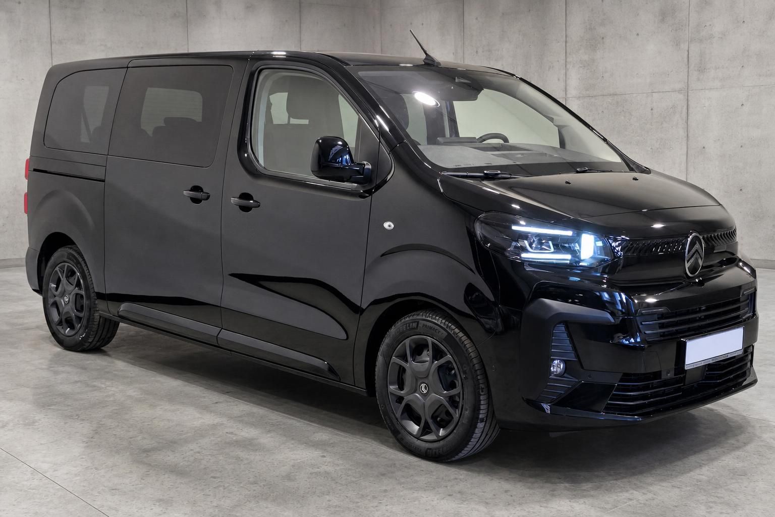 Citroën SpaceTourer schwarz, Frontansicht seitlich mit LED-Licht
