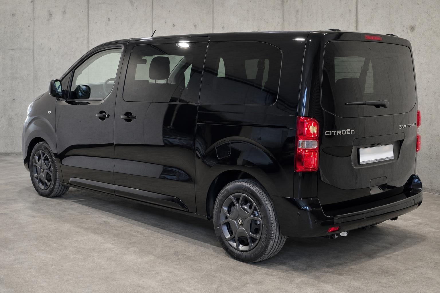Citroën SpaceTourer schwarz, Heckansicht seitlich in Halle