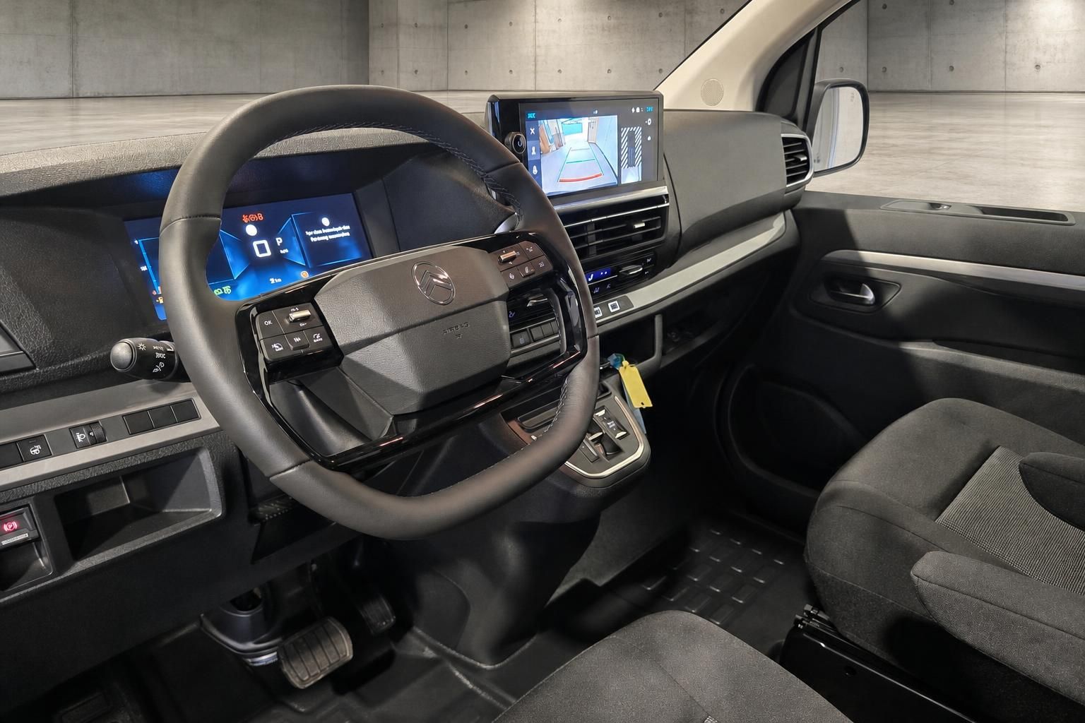 Citroën SpaceTourer Innenraum mit Lenkrad und Multimedia-Display