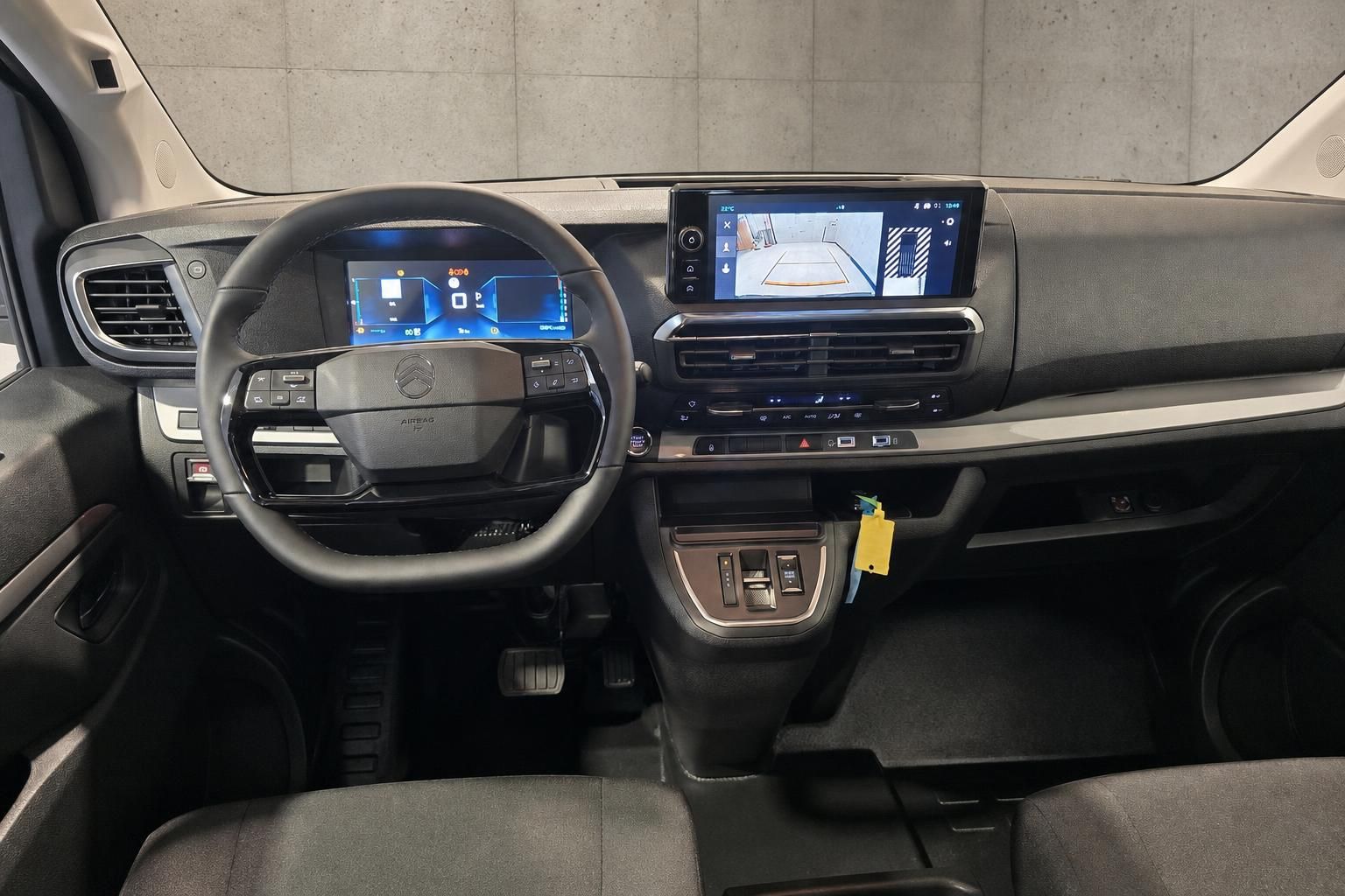 Cockpit mit Lenkrad, Digitaltacho und Rückfahrkamera-Display im Citroën Van