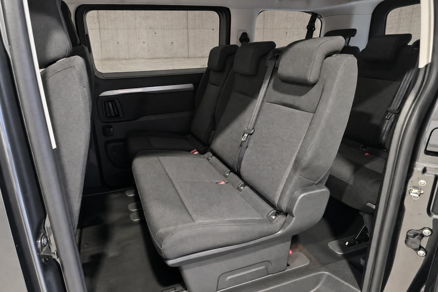 Zweite Sitzreihe mit Stoffbezug im Innenraum des Citroën Van