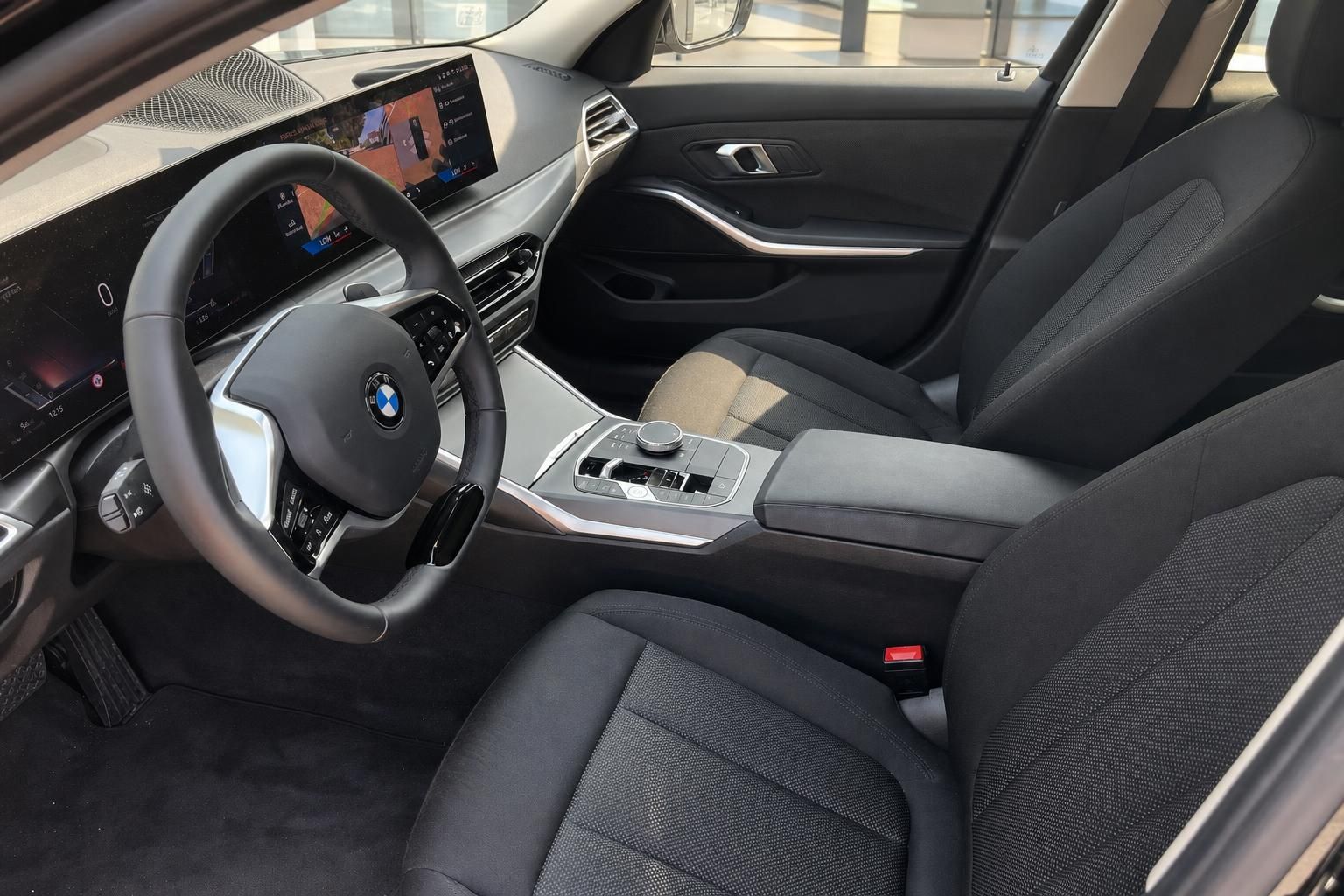 BMW Innenraum mit Cockpit, Lenkrad und schwarzen Sportsitzen