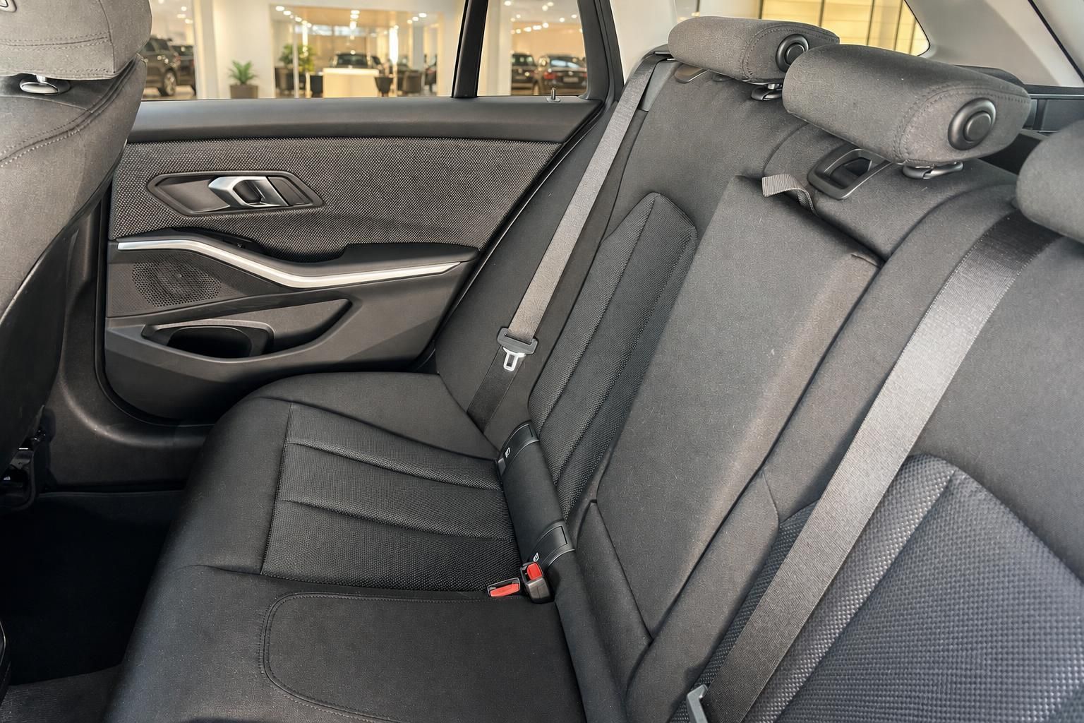 BMW Ruecksitze mit Kopfstuetzen und Sicherheitsgurten im Fond