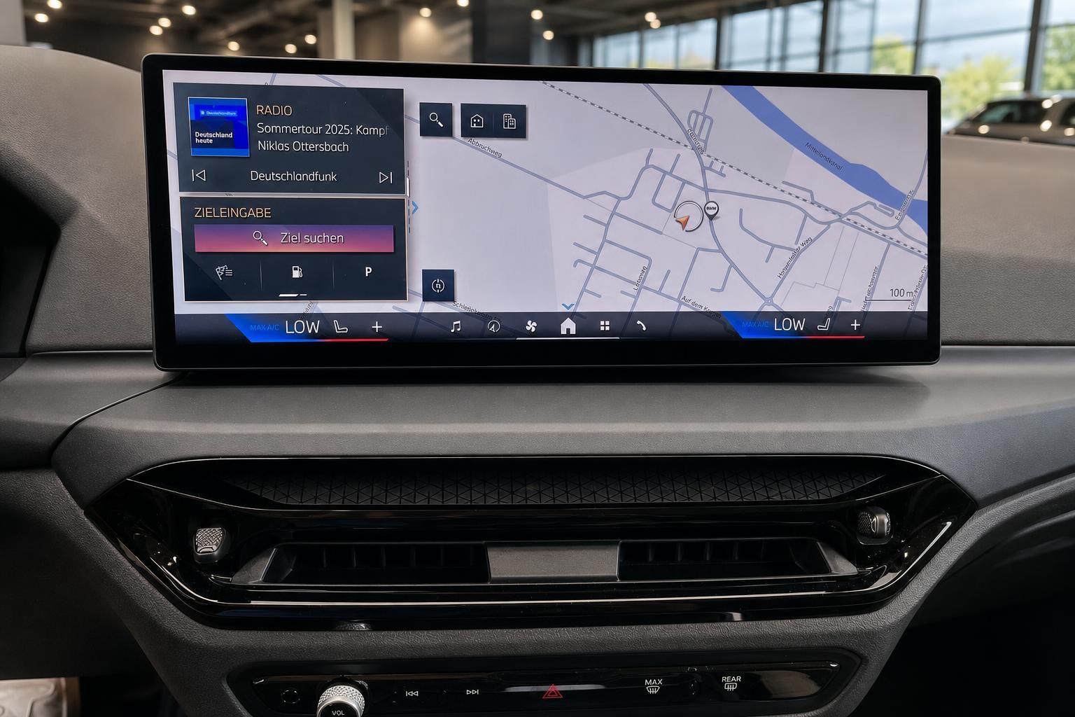 BMW Navigationssystem und Infotainment Display im Innenraum