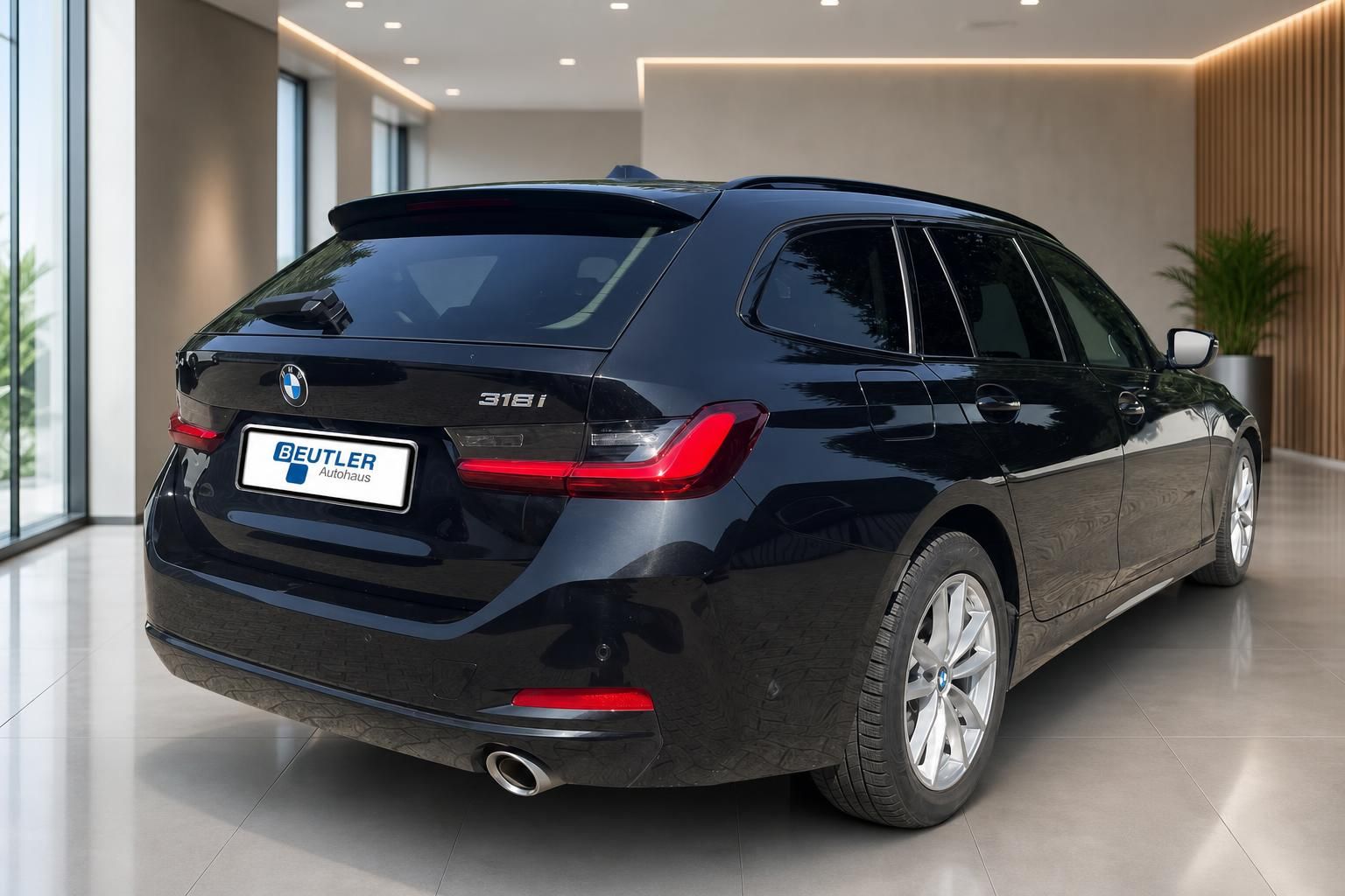 BMW 318i Touring schwarz, Heckansicht mit Kofferraum