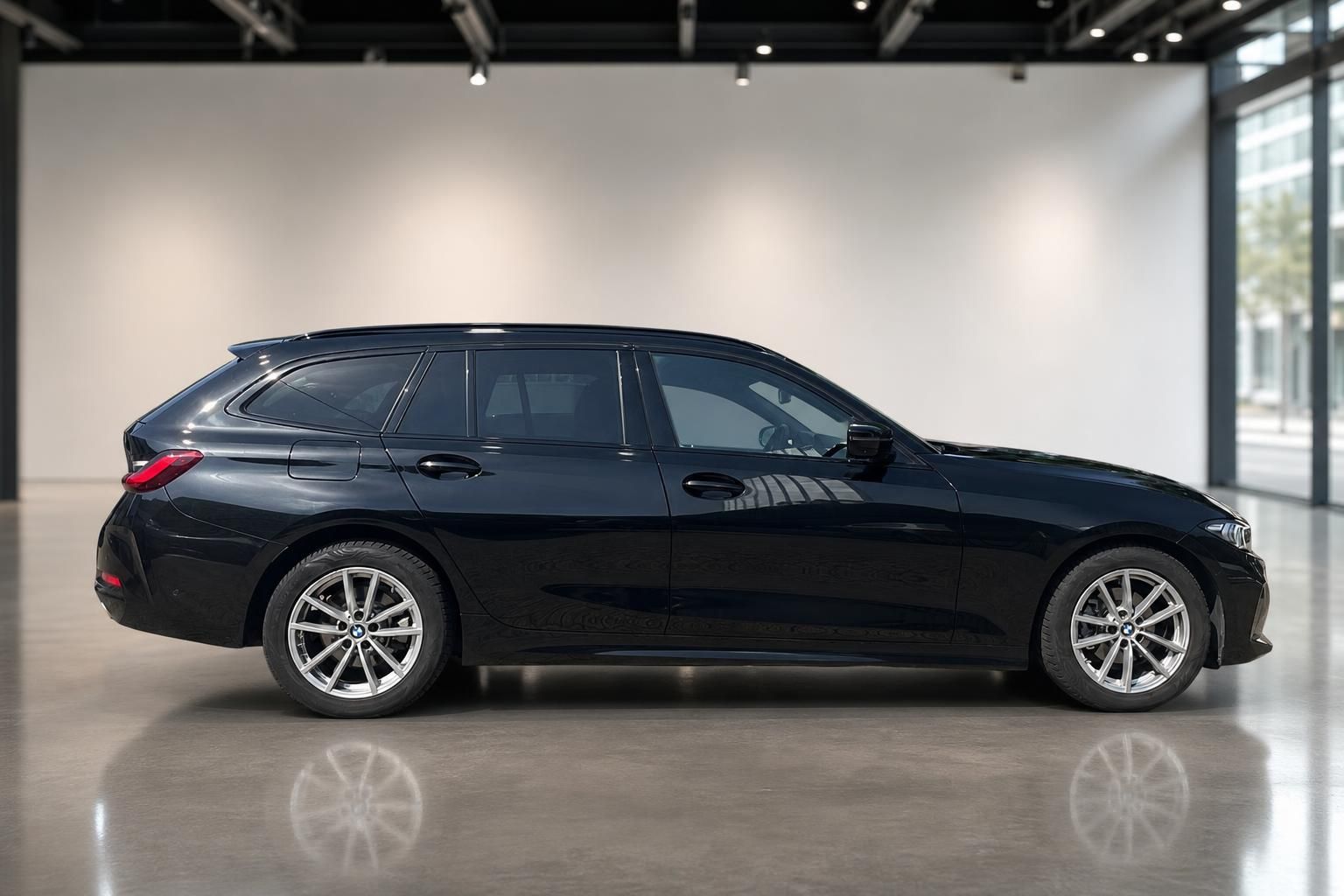 BMW 3er Touring schwarz Seitenansicht im Autohaus Showroom