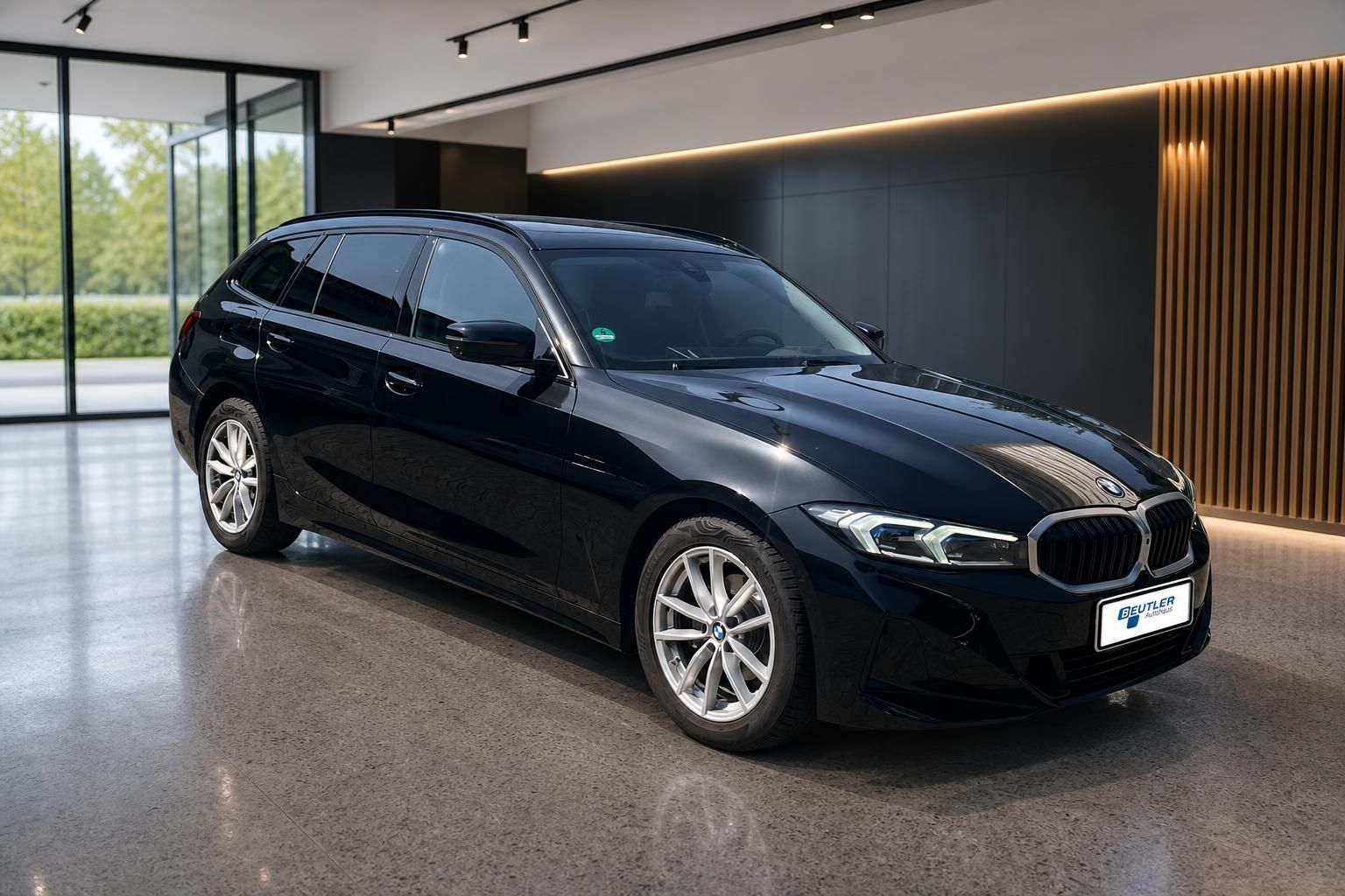 BMW 3er Touring schwarz Frontansicht schraeg im Showroom