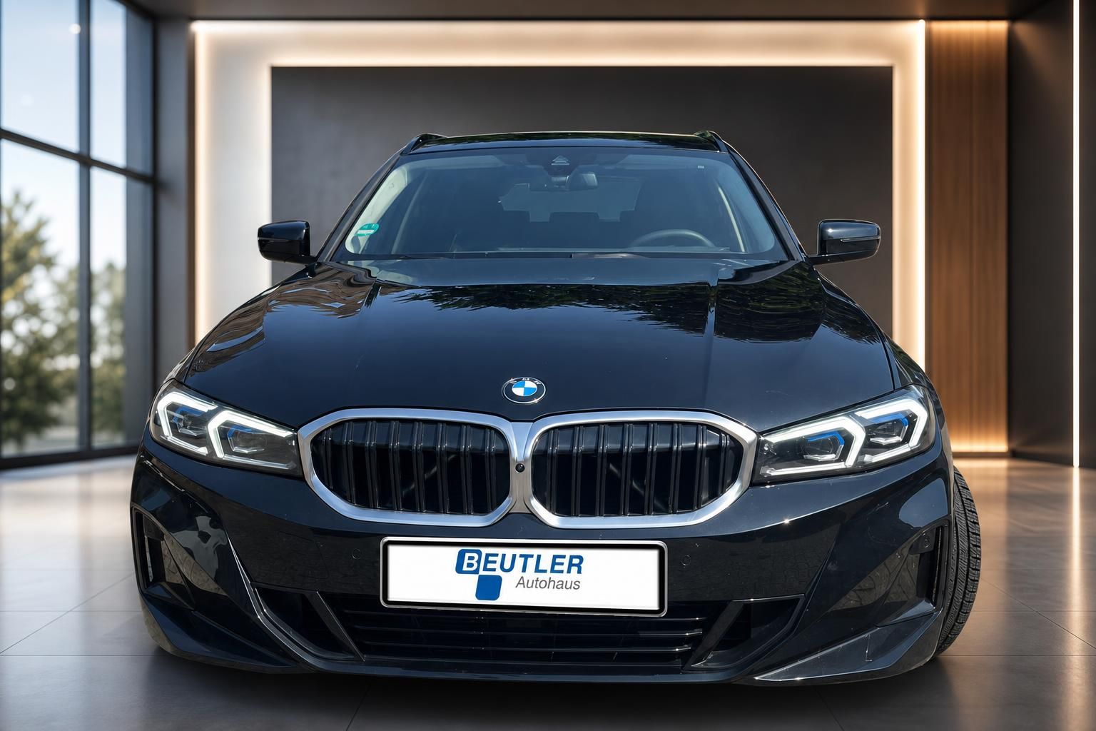 BMW 3er Touring schwarz Frontansicht mit Kuehlergrill und LED-Scheinwerfern