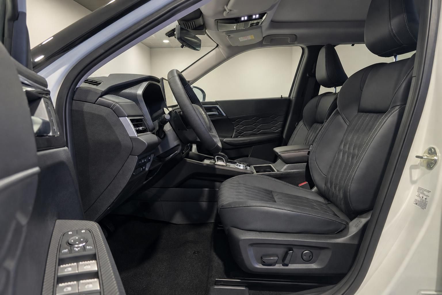 Fahrzeug Innenraum mit schwarzen Ledersitzen und Cockpit im Detail