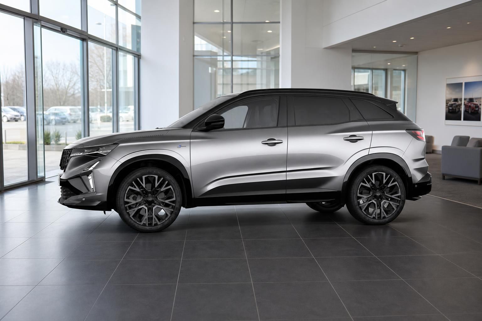 Renault Austral SUV silber Seitenansicht im Autohaus mit schwarzem Kontrastdach und großen Alufelgen