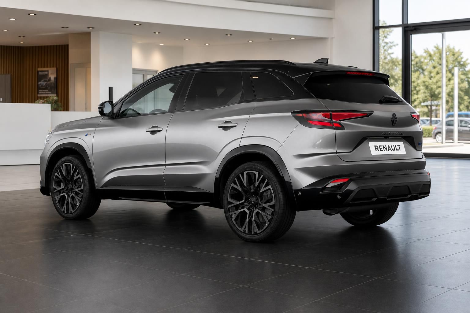 Renault Austral SUV silber Heckansicht schräg im Autohaus mit schwarzem Dach und Alufelgen