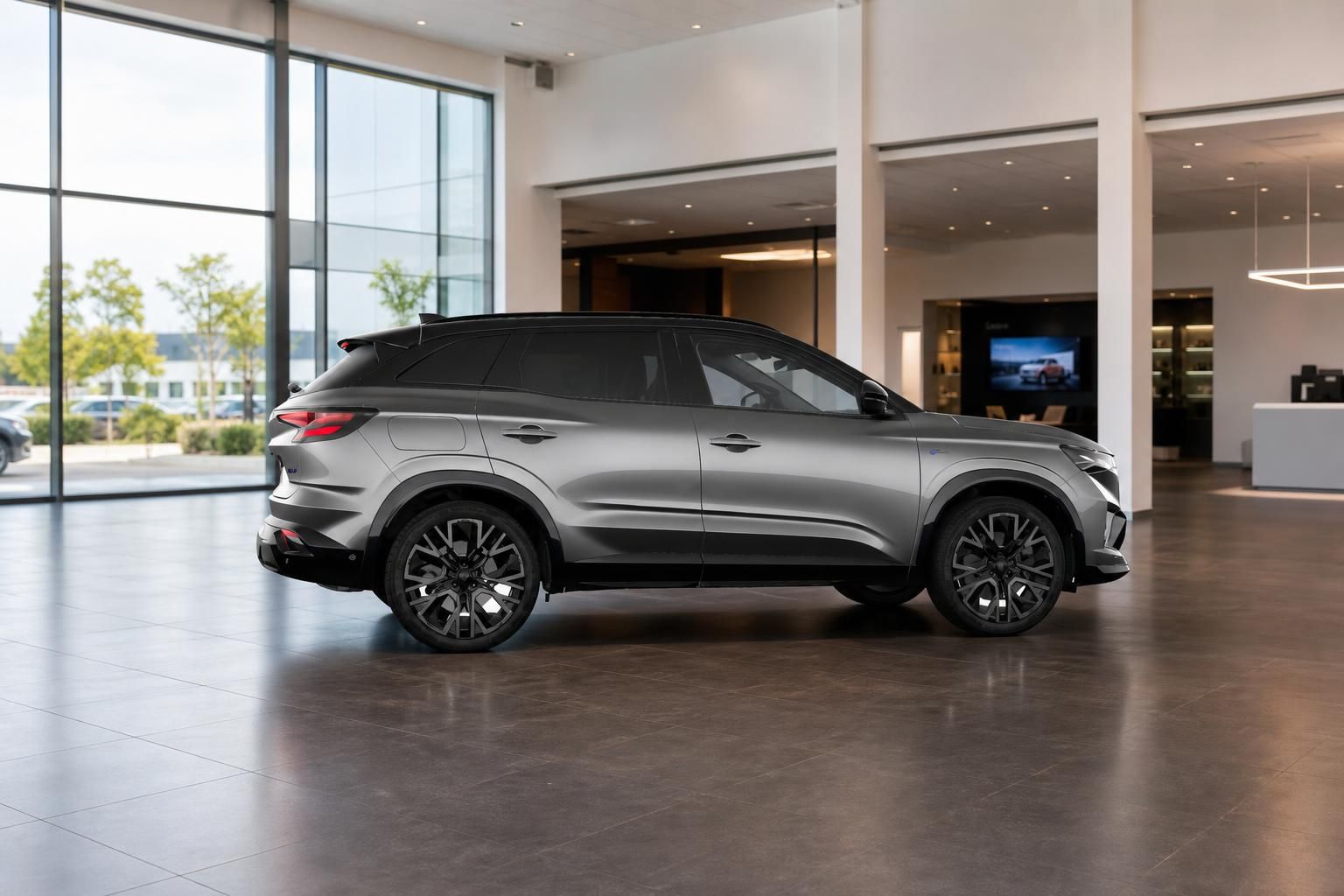 Renault Austral E-Tech grau Heckschräge rechts im Autohaus Showroom