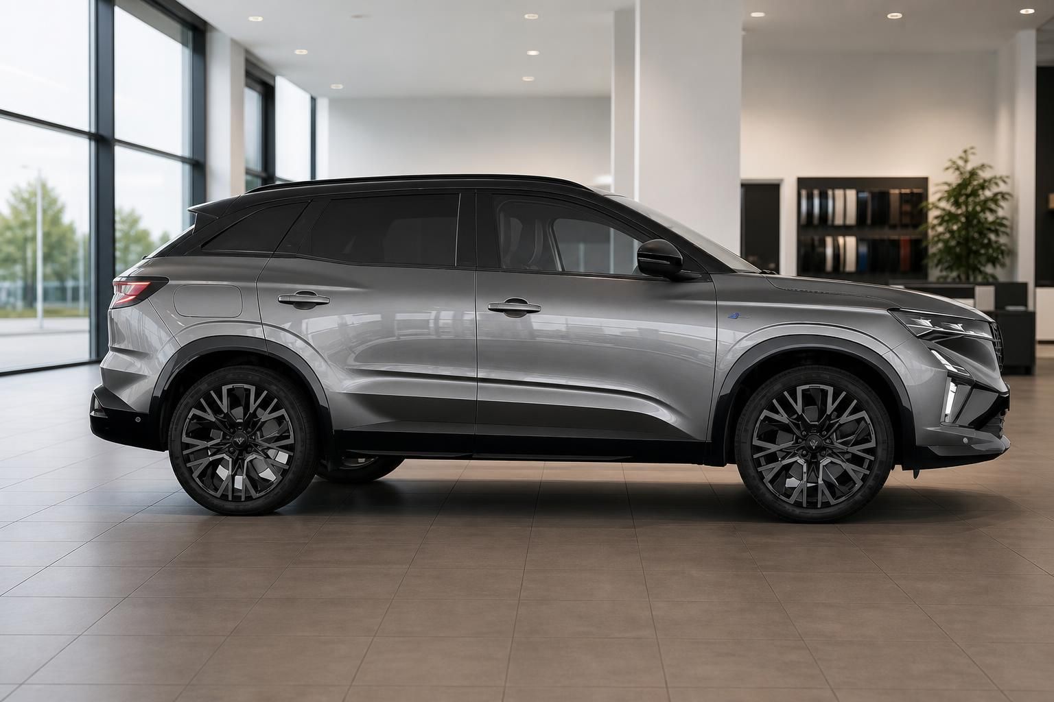 Renault Austral E-Tech grau Seitenansicht im Autohaus Showroom
