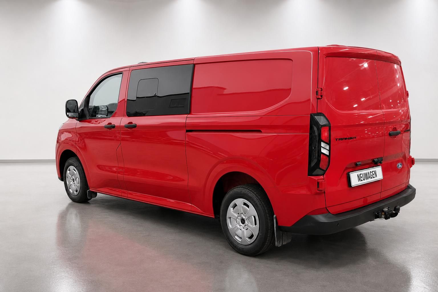 Ford Transit Custom rot, Heckansicht seitlich im Studio